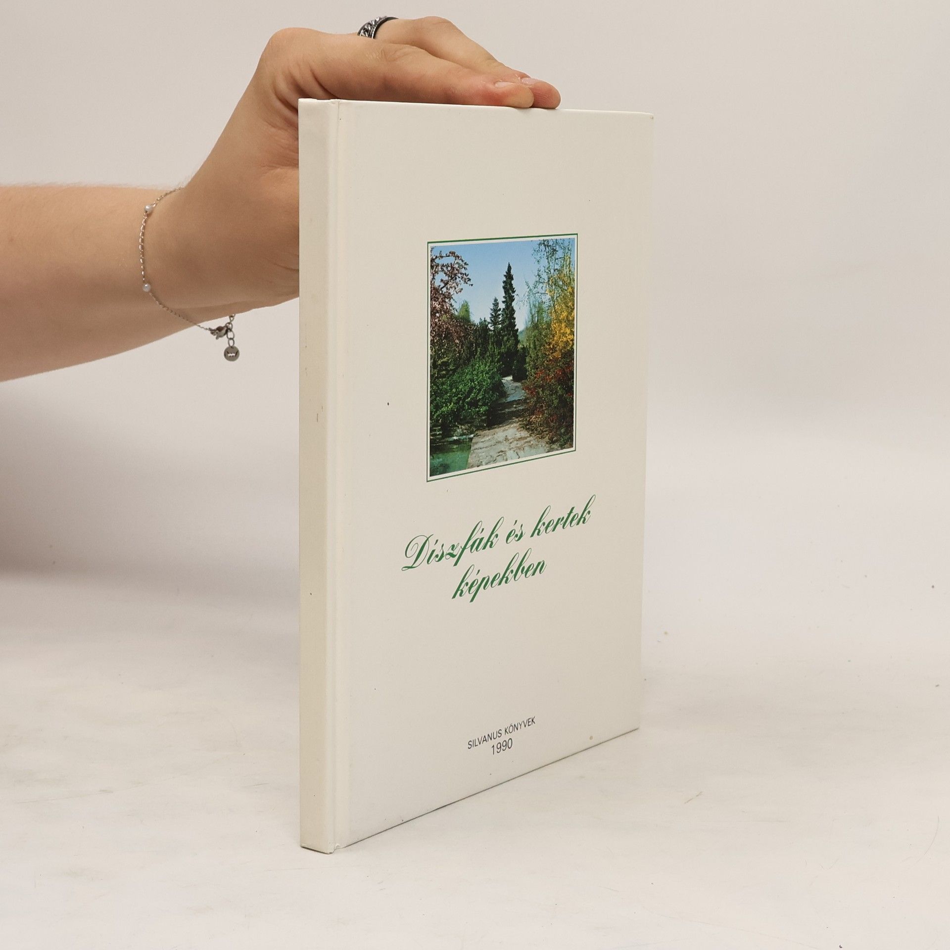 AA.VV. Díszfák és kertek képekben