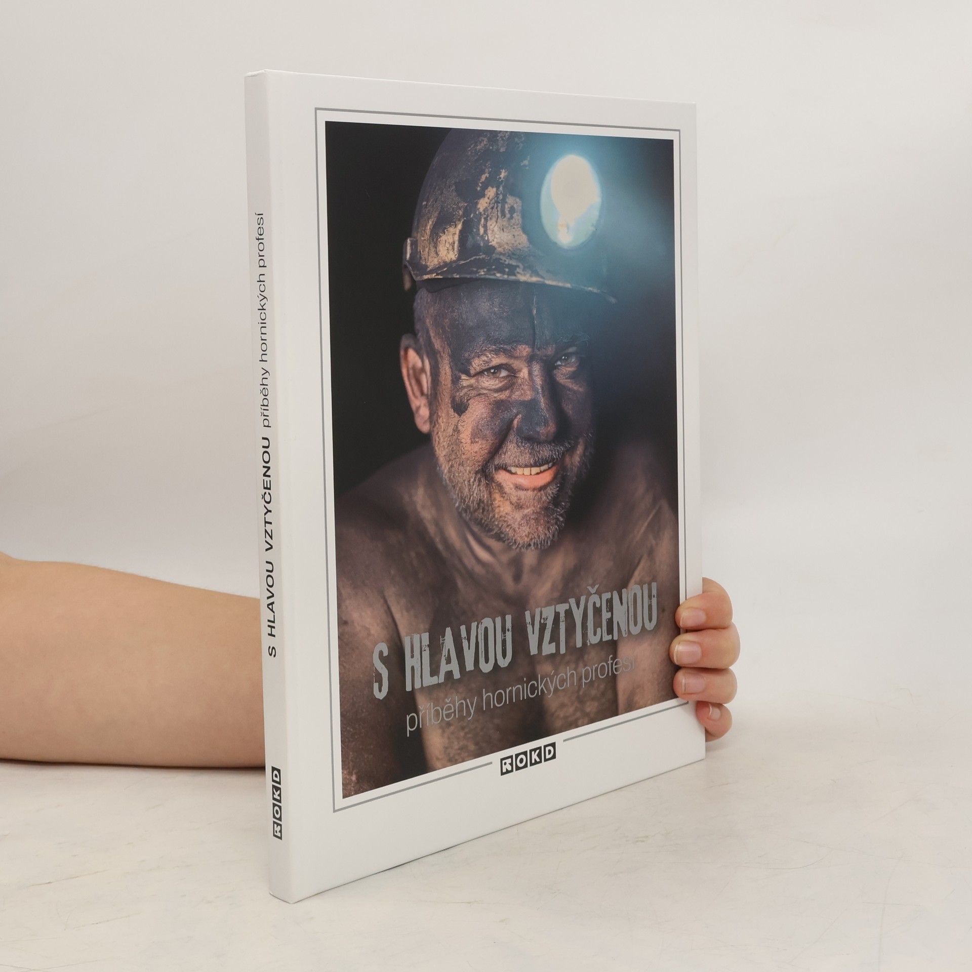Richard Sklář S hlavou vztyčenou. Příběhy hornických profesí.