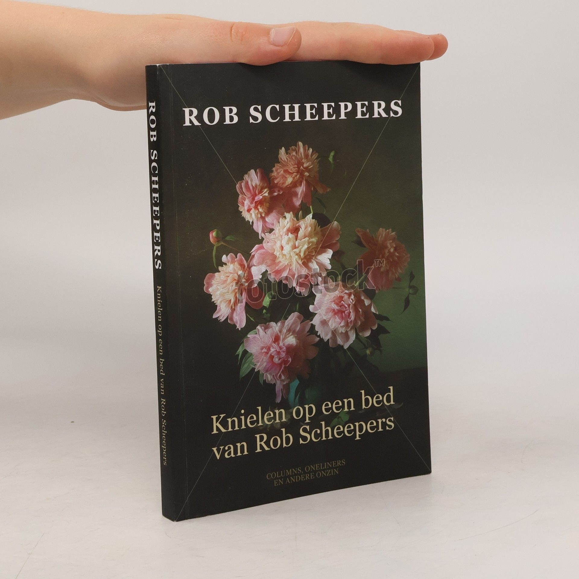 Knielen op een bed van Rob Scheepers