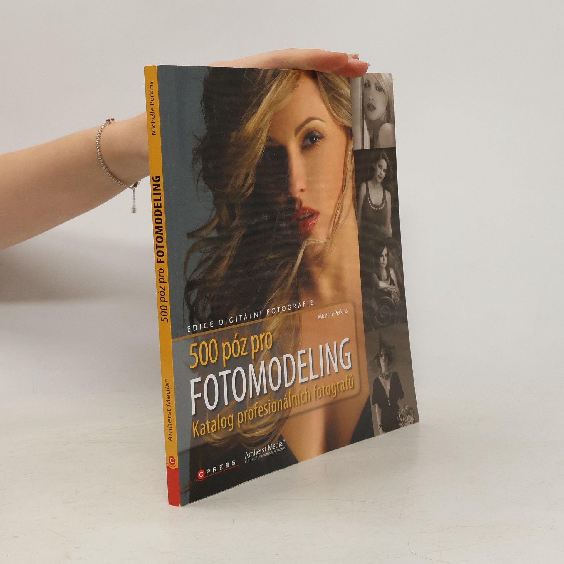 Michelle Perkins 500 póz pro fotomodeling: Obrazová kolekce profesionálních fotografů