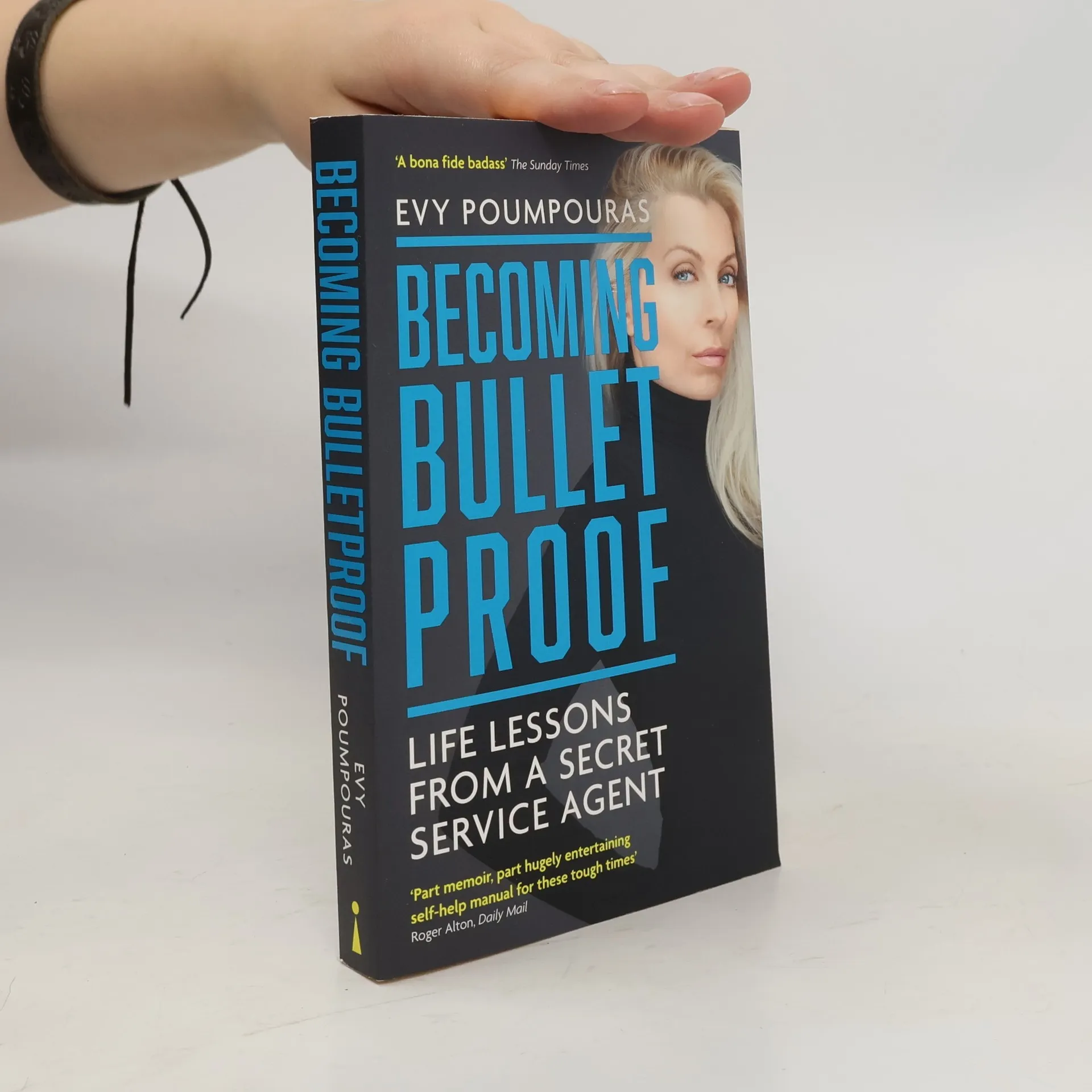 Becoming Bulletproof | Poumpouras Evy | Anglais | Livre