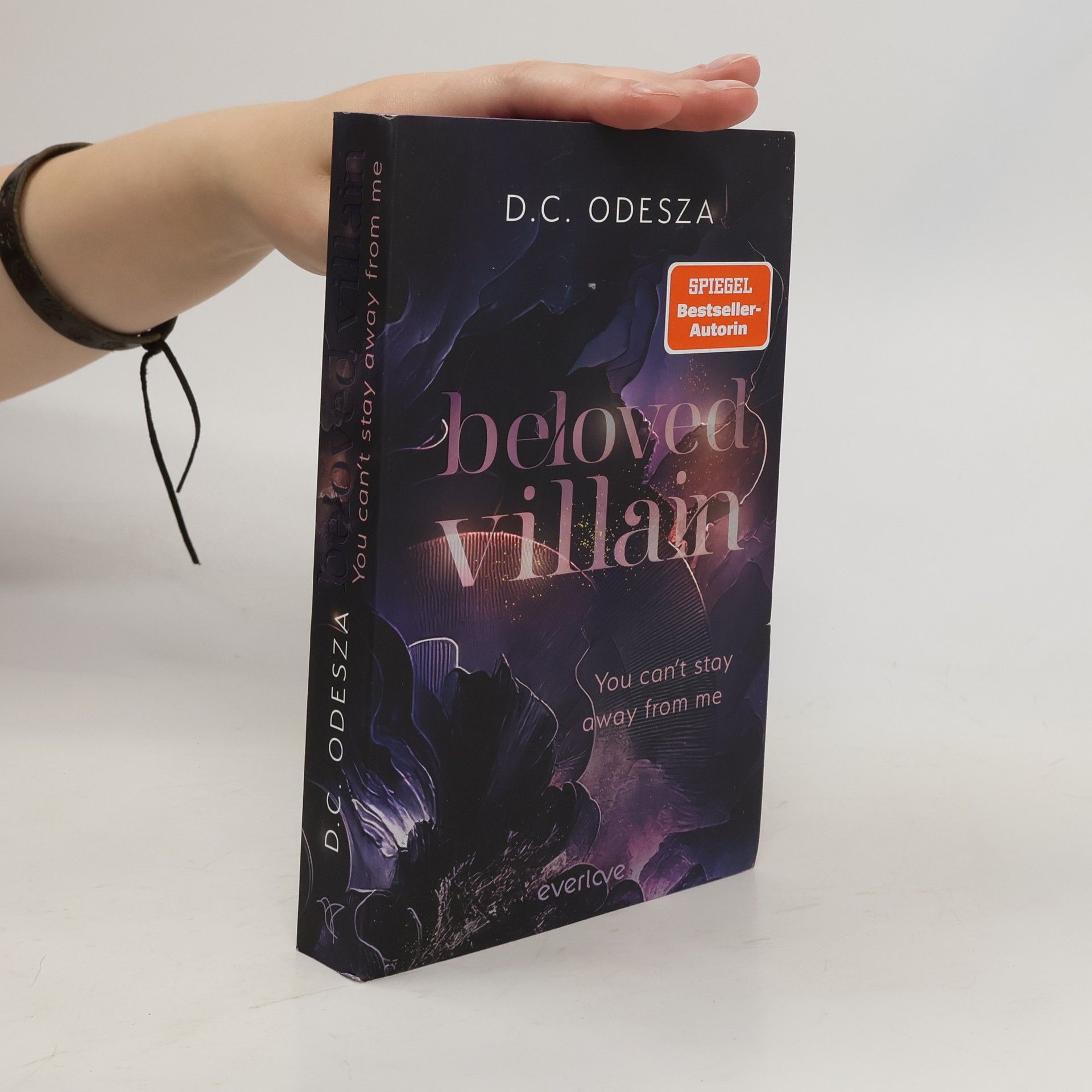 D. C. Odesza You can't stay away from me / Beloved Villain Bd.2