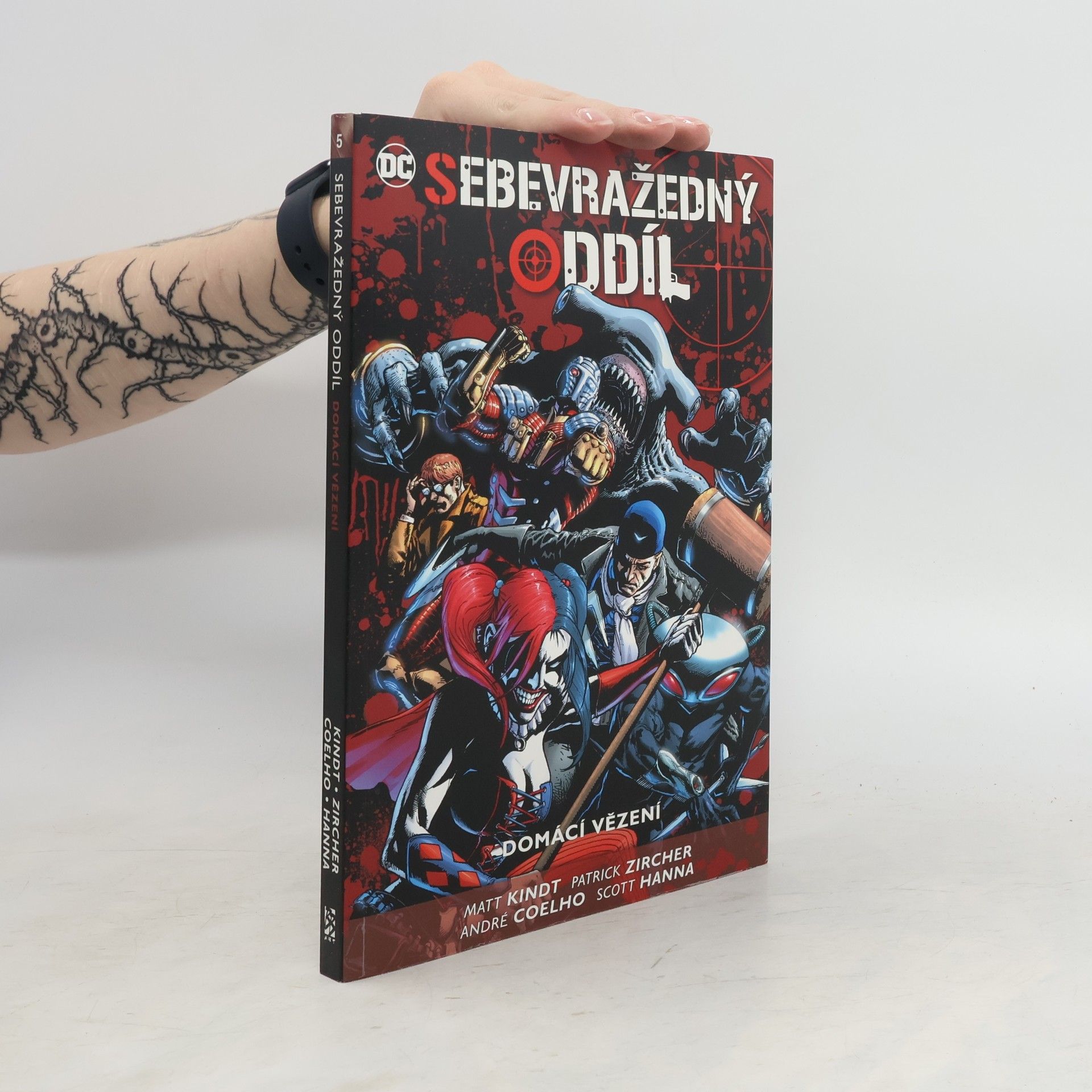 Auteurscollectief Sebevražedný oddíl. Kniha pátá: Domácí vězení