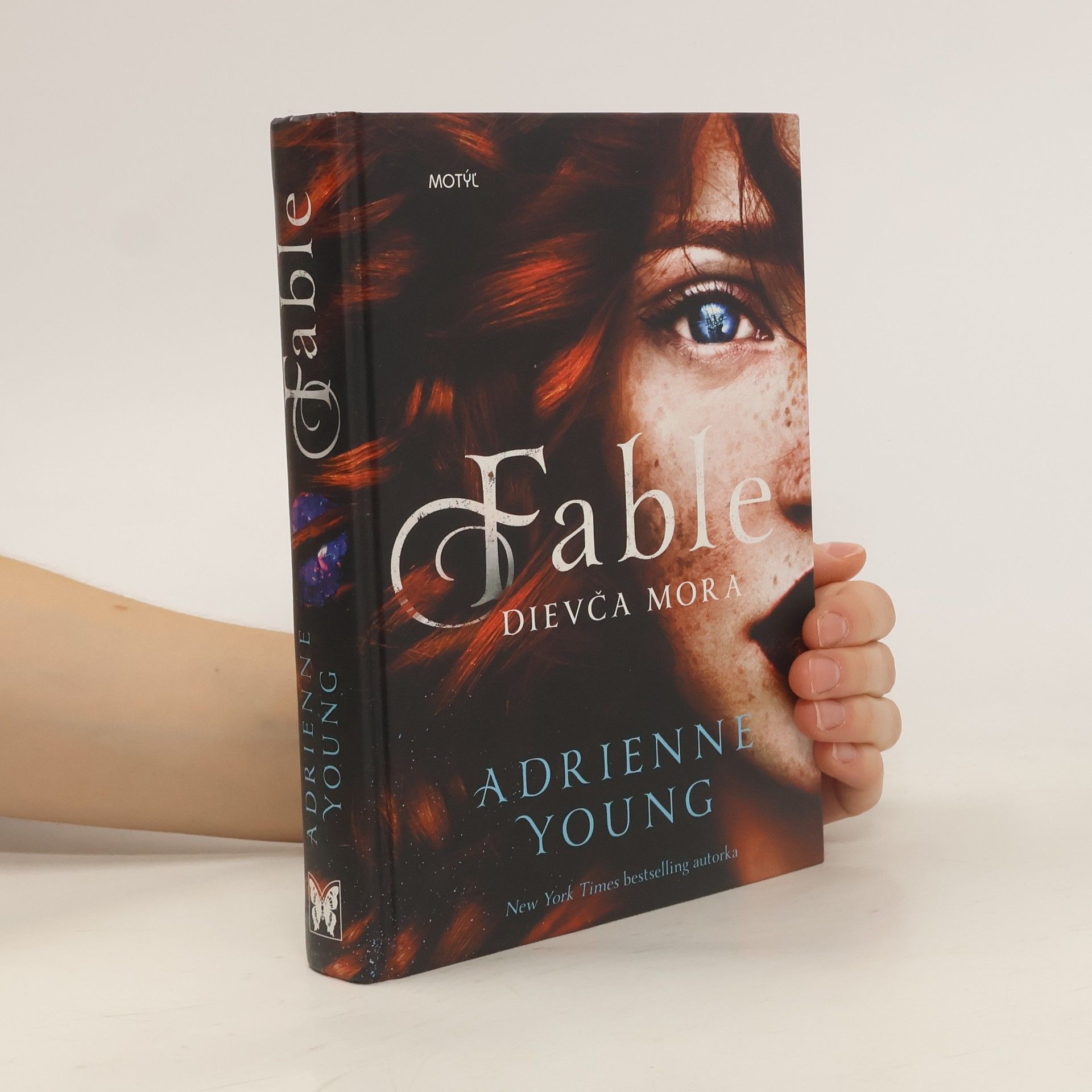 Adrienne Young Fable. Dievča mora