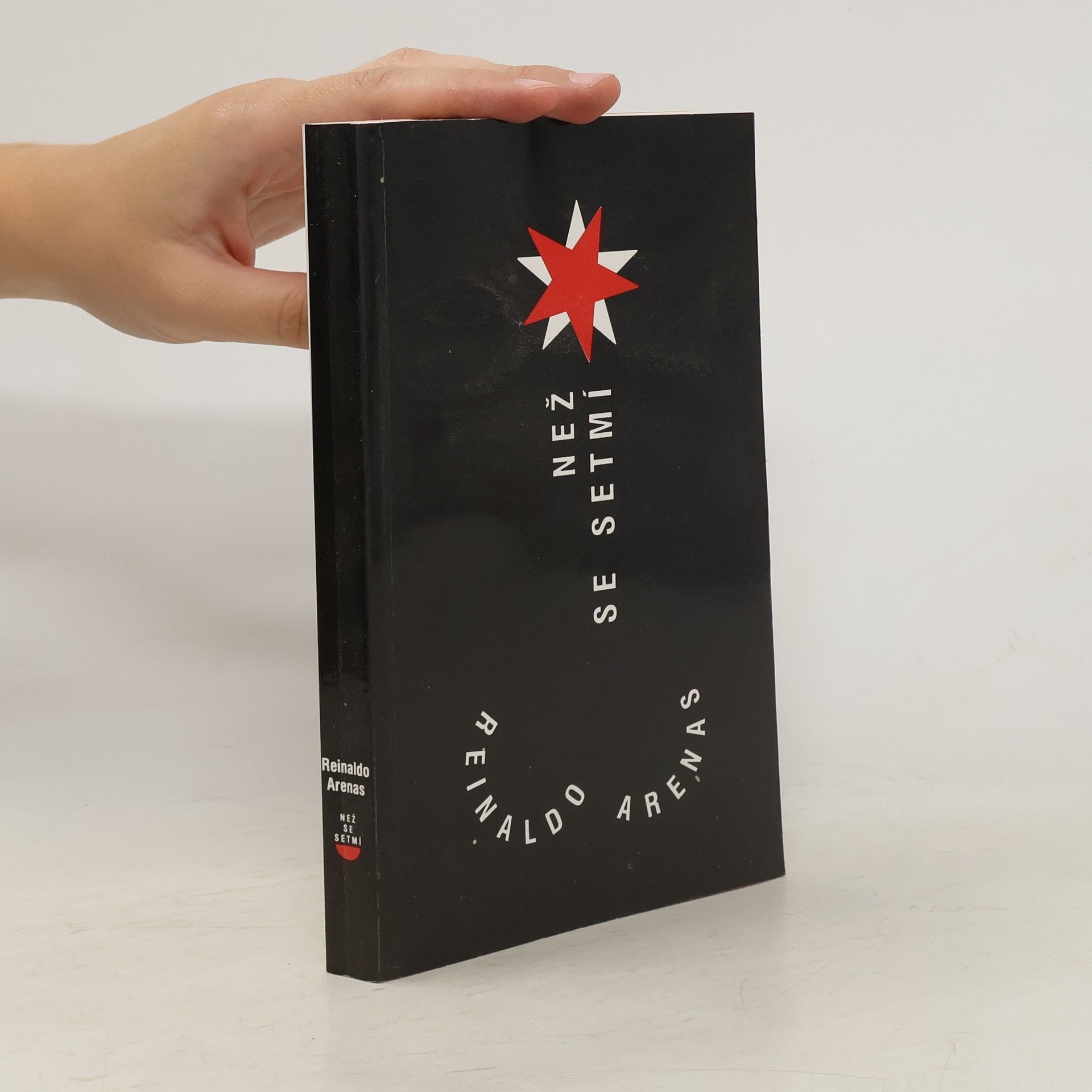 Reinaldo Arenas Než se setmí : autobiografie