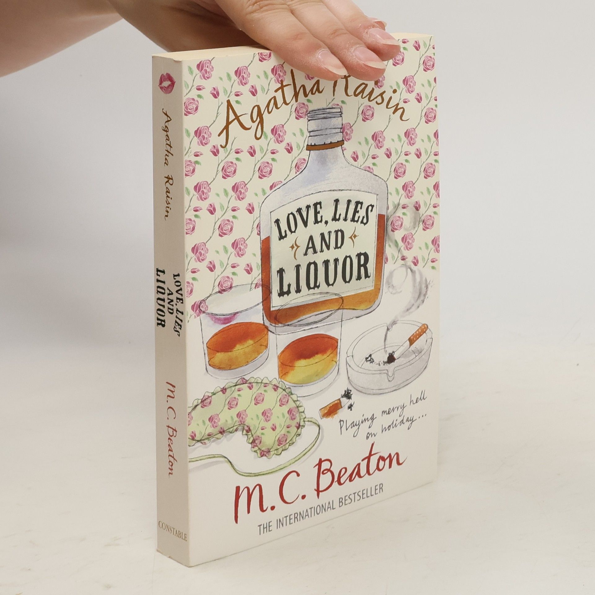 M. C. Beaton Agatha Raisin. Love, lies and liquor
