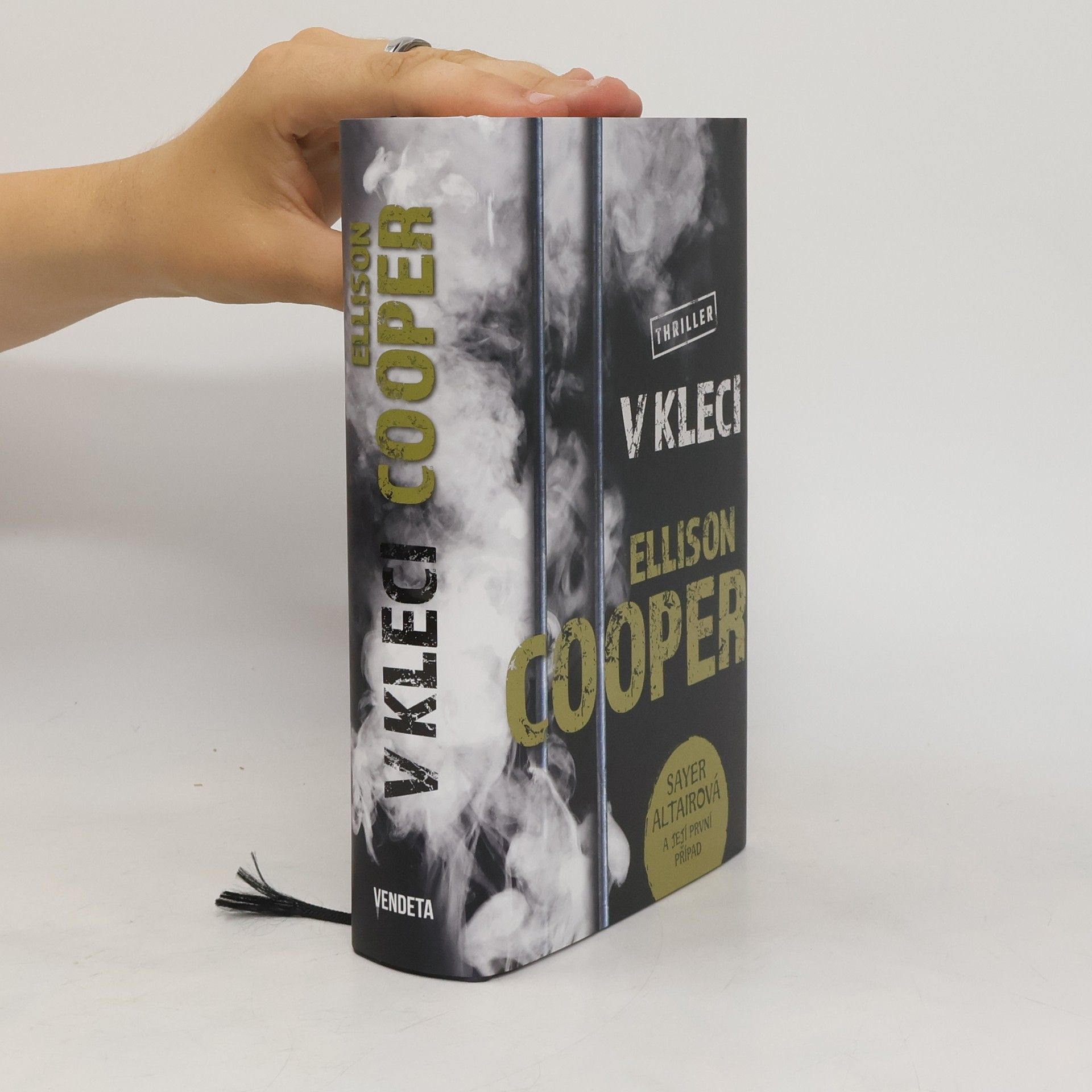 Ellison Cooper V kleci