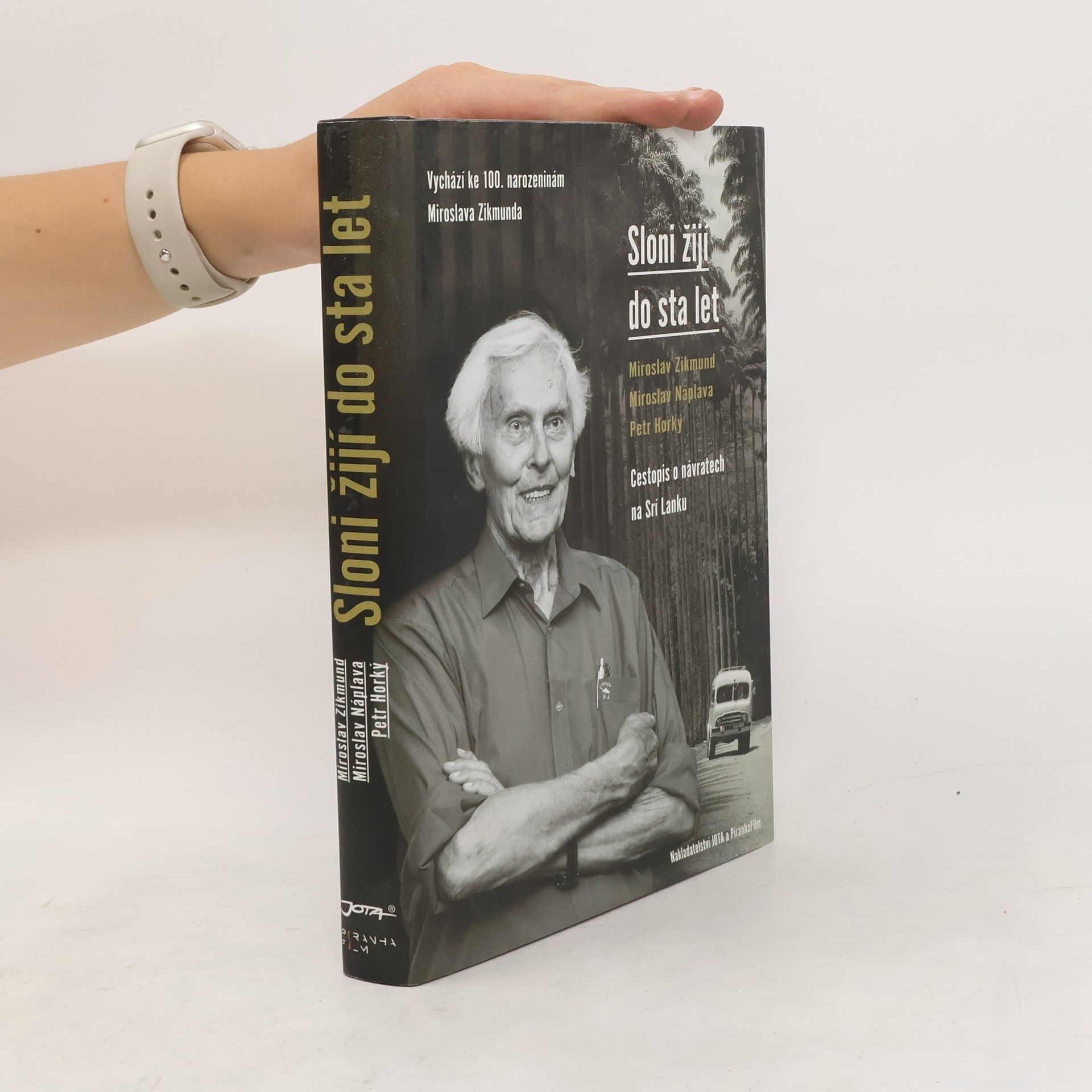 Sloni žijí do sta let