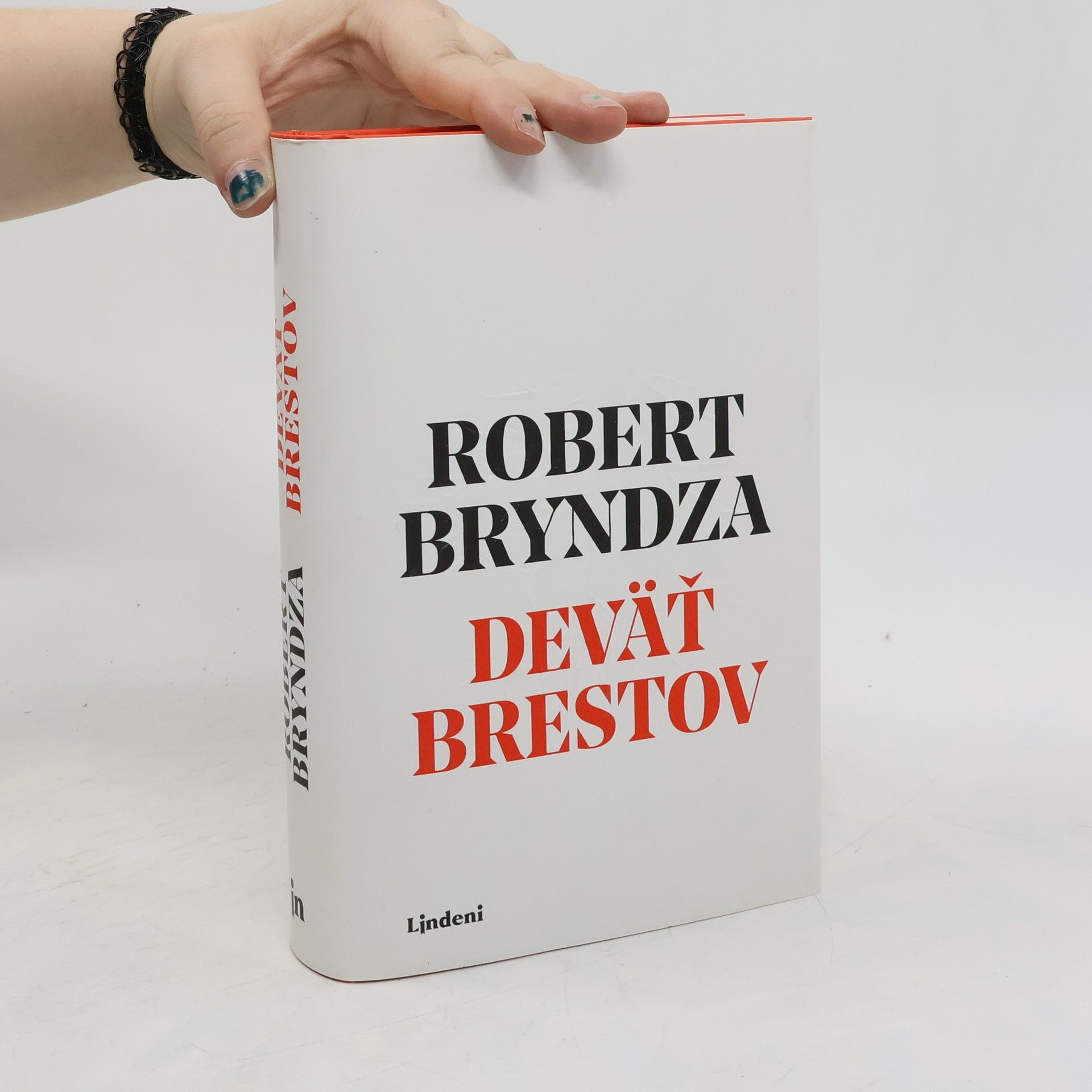 Robert Bryndza Deväť brestov