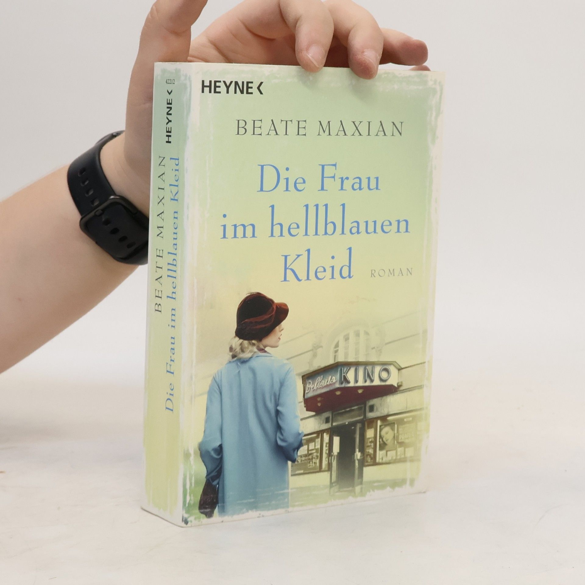 Beate Maxian Die Frau im hellblauen Kleid