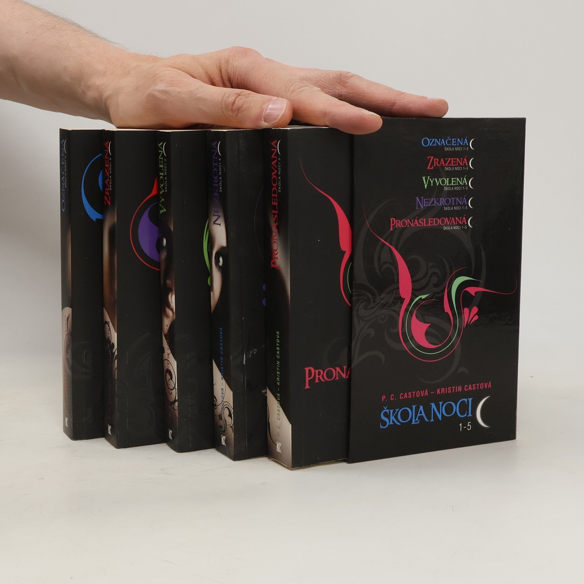 Phyllis Christine Cast Škola noci 1-5