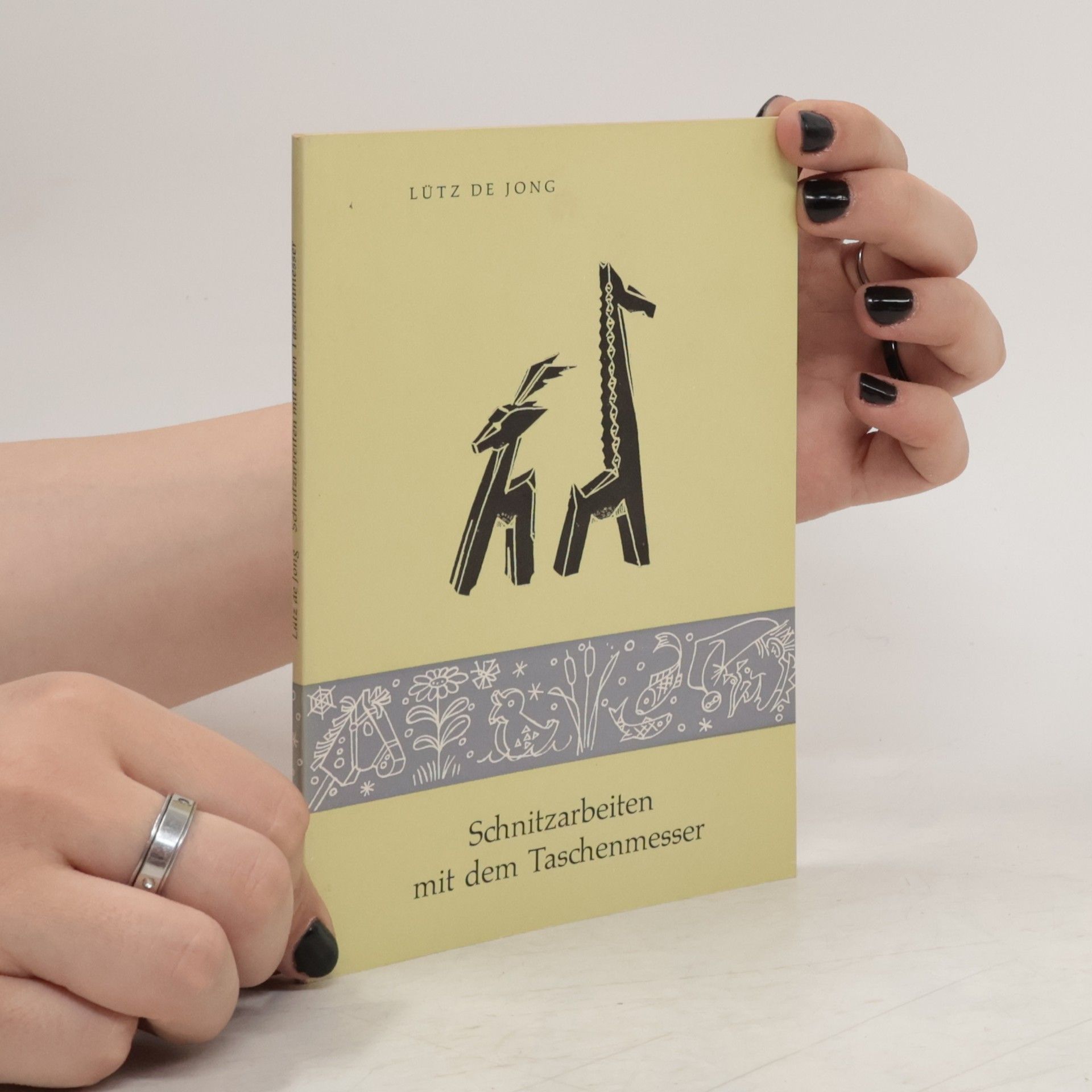 Lütz de Jong Schnitzarbeiten mit dem Taschenmesser