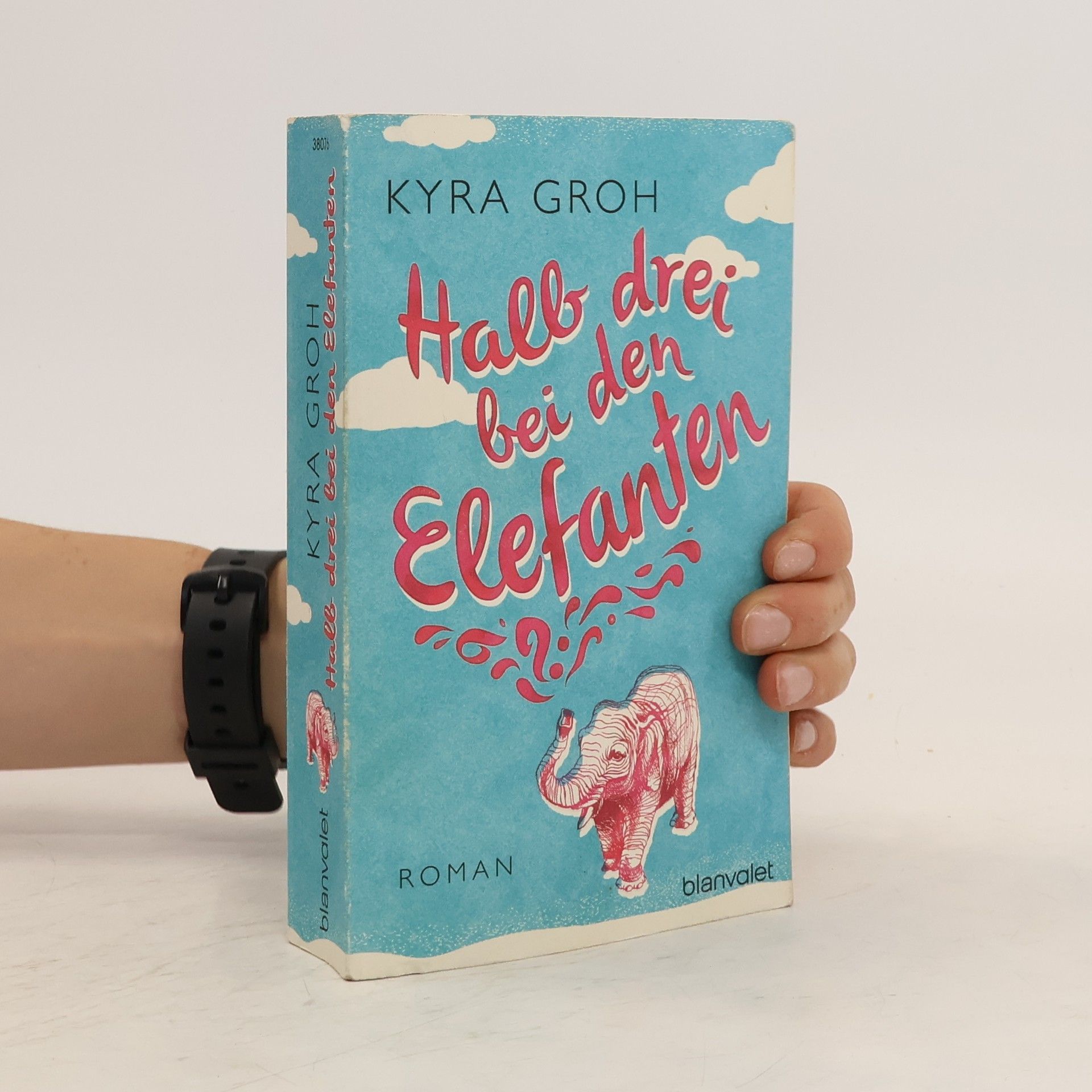 Kyra Groh Halb drei bei den Elefanten