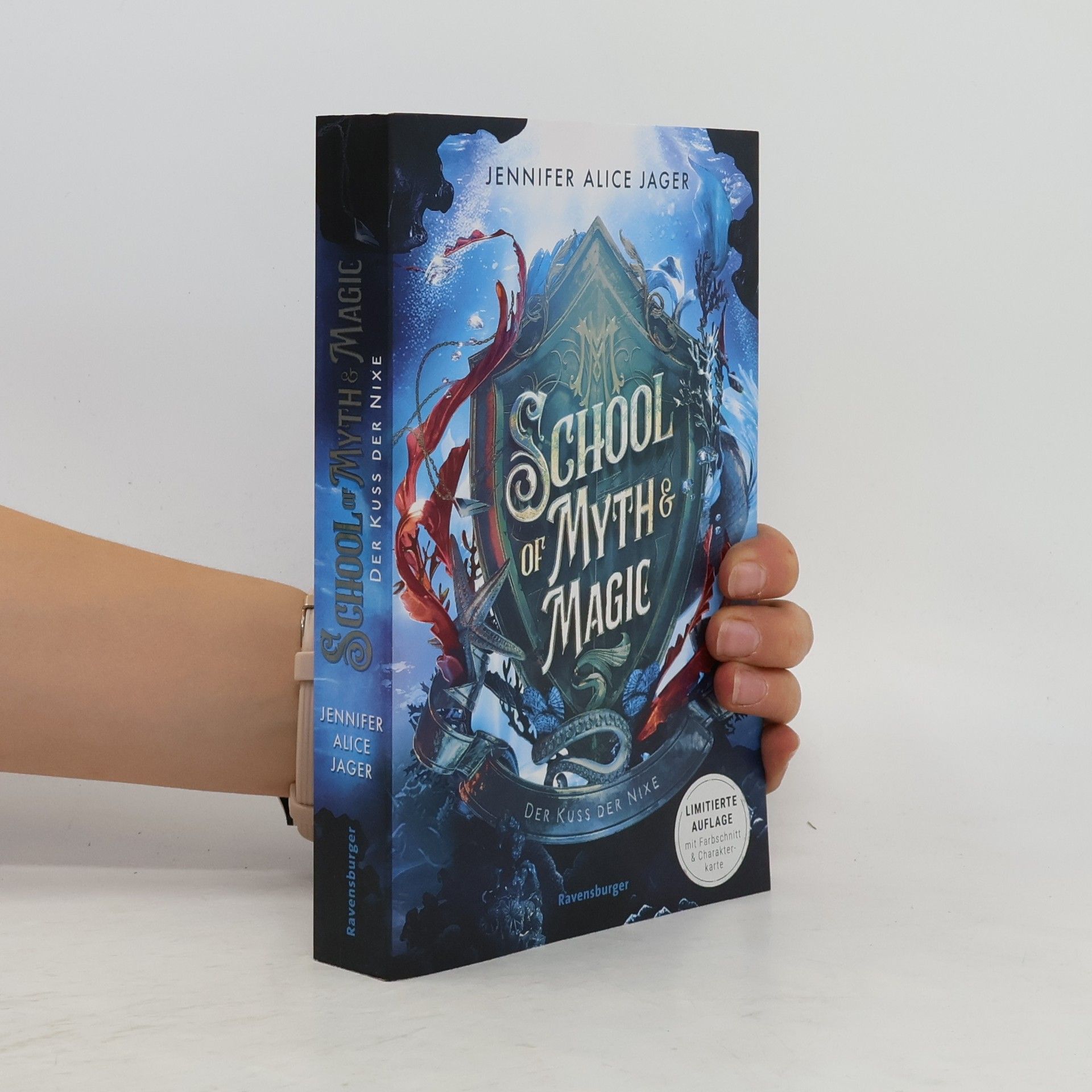 Jennifer Alice Jager School of Myth & Magic, Band 1: Der Kuss der Nixe (Limitierte Auflage mit Farbschnitt und Charakterkarte)