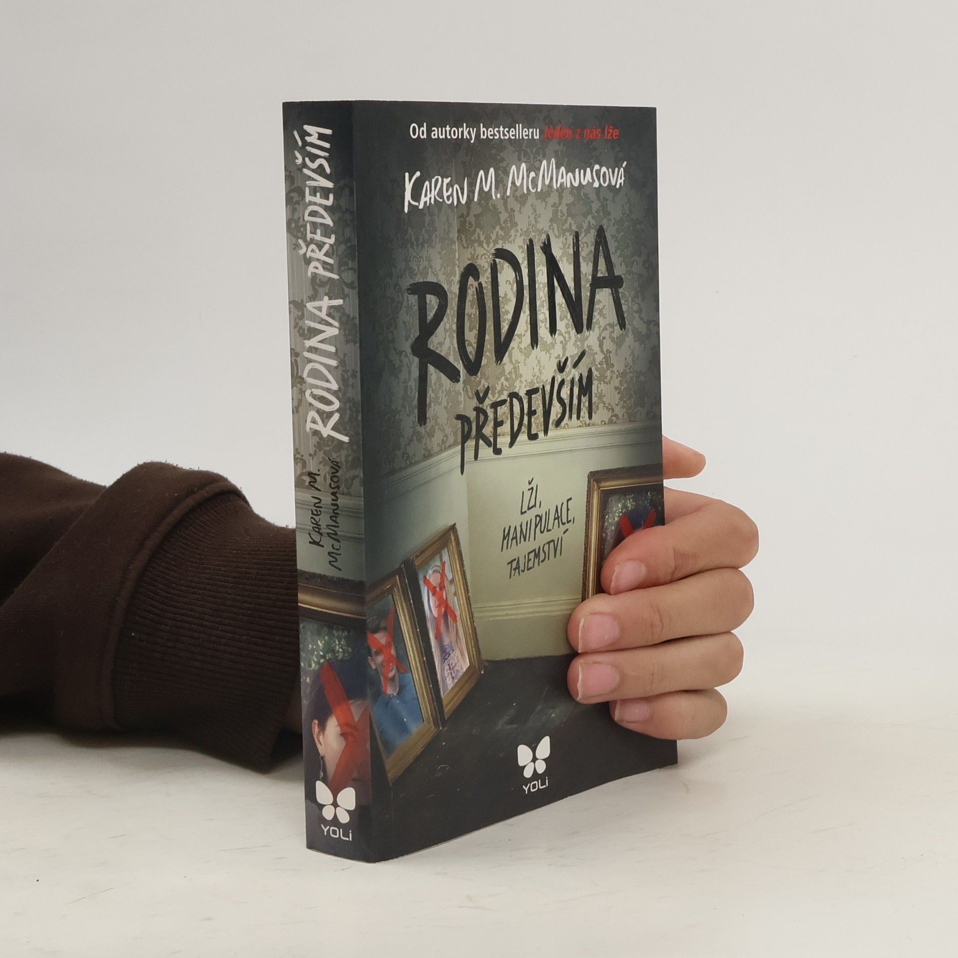 Karen M. McManus Rodina především