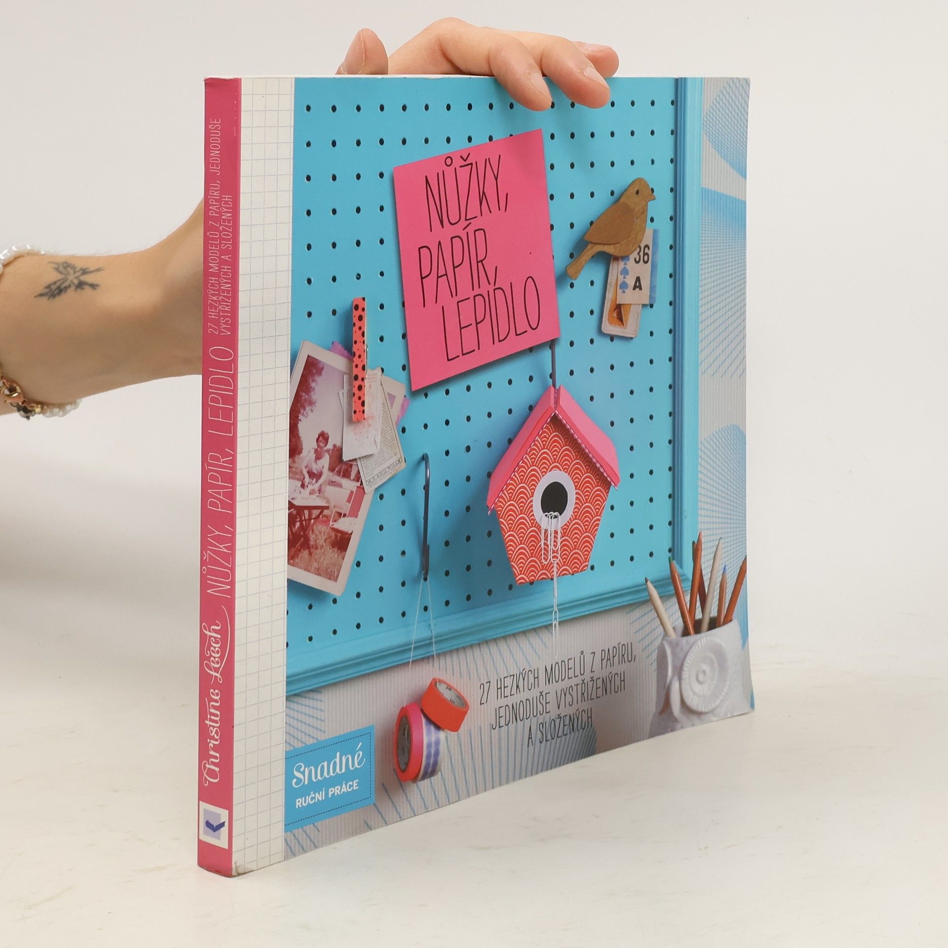 Nůžky, papír, lepidlo : 27 hezkých modelů z papíru, jednoduše vystřižených a složených