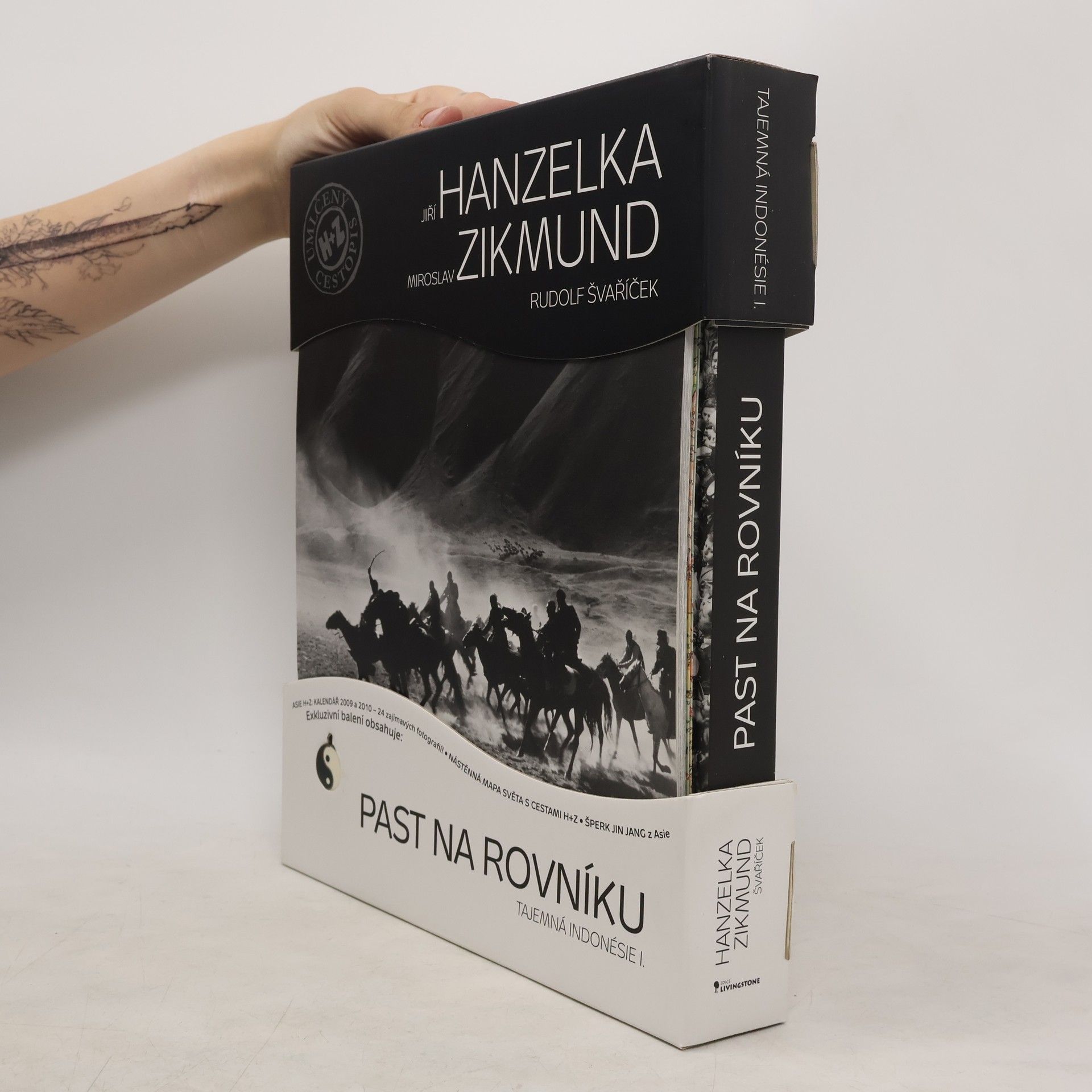 Jiří Hanzelka Past na rovníku: Tajemná Indonésie I.