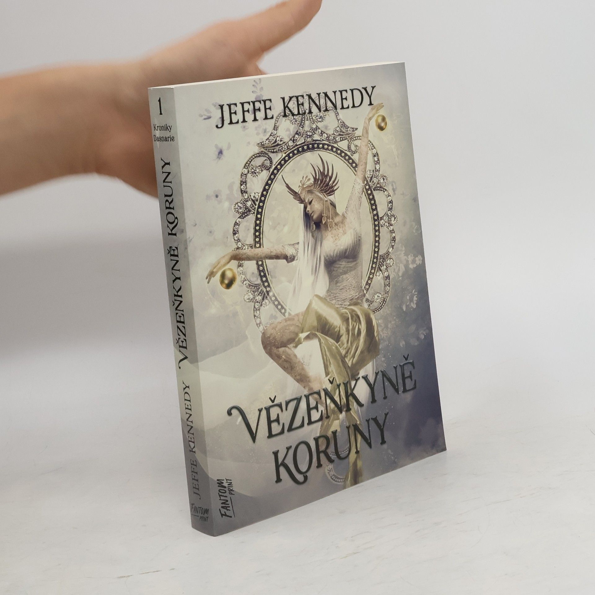 Jeffe Kennedy Kroniky Dasnarie. 1, Vězeňkyně koruny