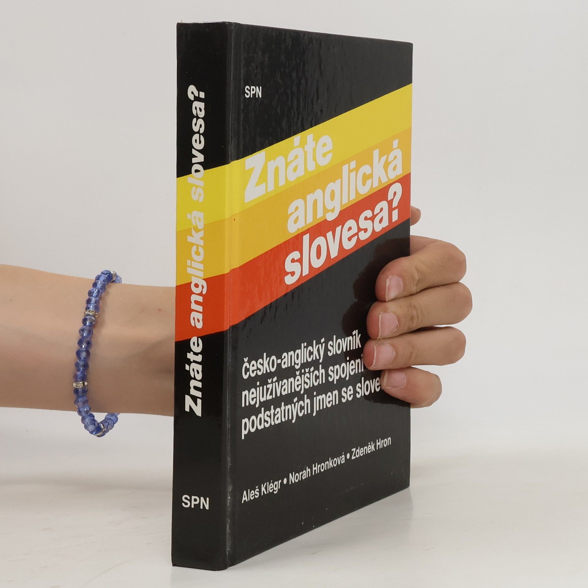 Znáte anglická slovesa? Česko-anglický slovník nejužívanějších spojení podstatných jmen se slovesy.