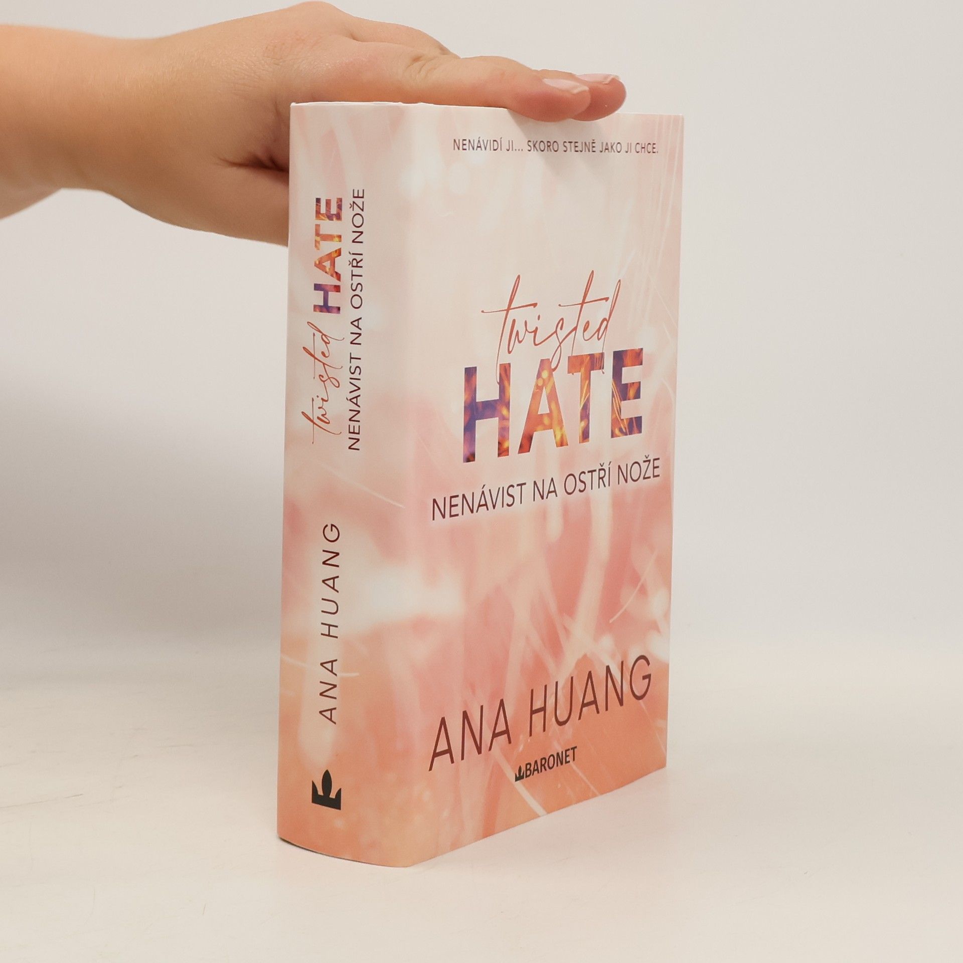 Ana Huang Twisted Hate: Nenávist na ostří nože