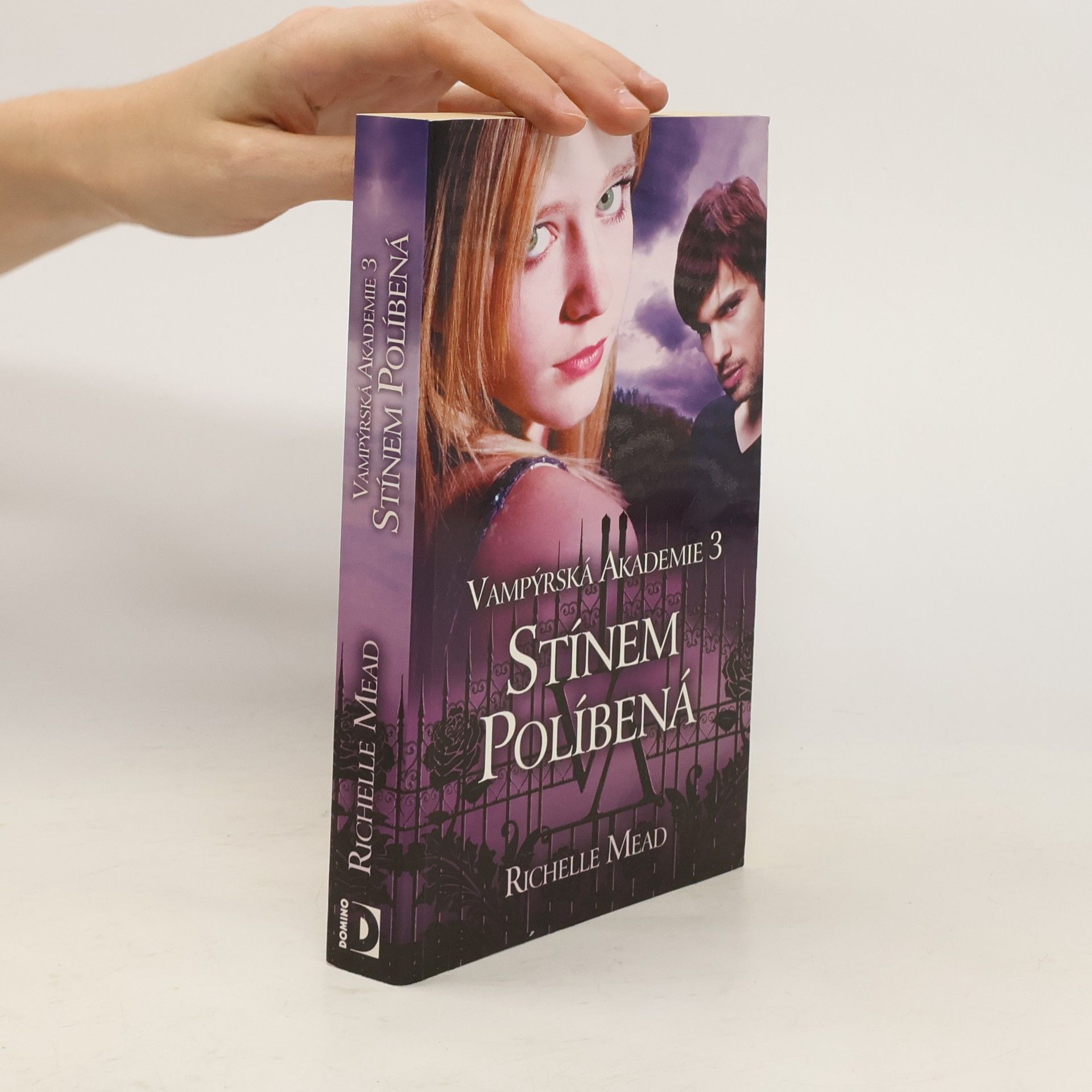 Richelle Mead Vampýrská akademie 3: Stínem políbená.