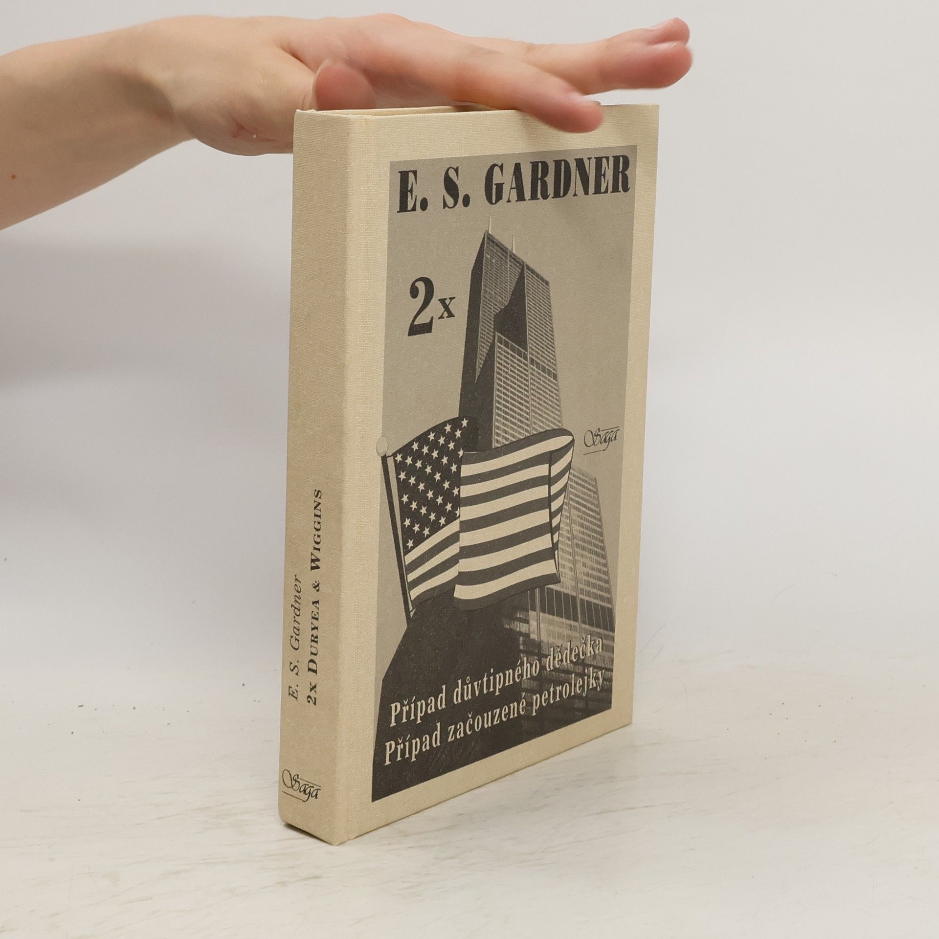 Erle Stanley Gardner Případ důvtipného dědečka / Případ začouzené petrolejky