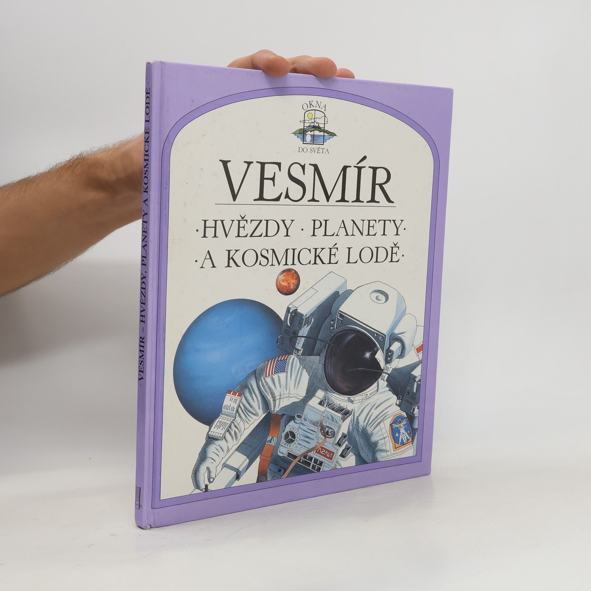 Vesmír. Hvězdy, planety a kosmické lodě.
