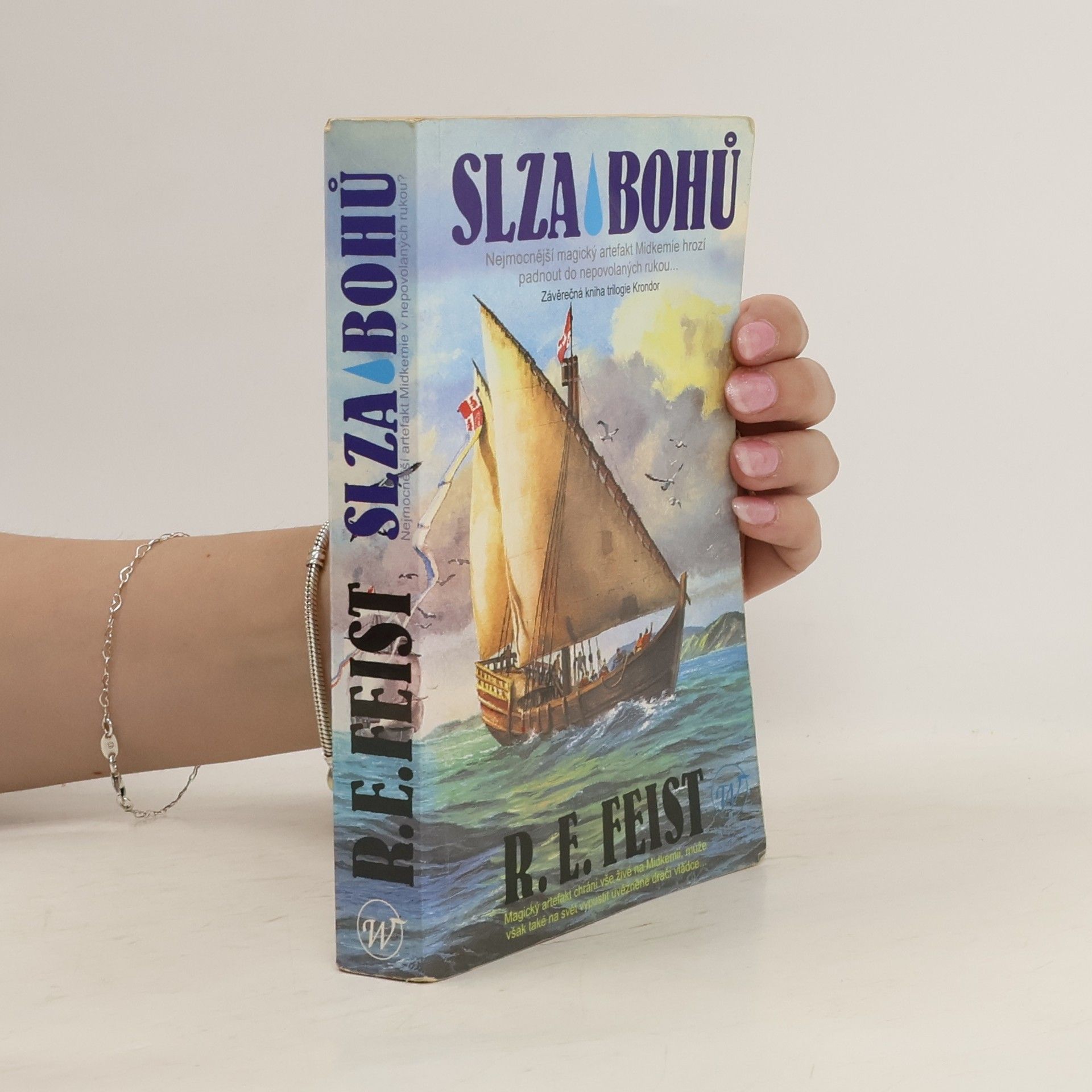 Raymond E. Feist Slza bohů