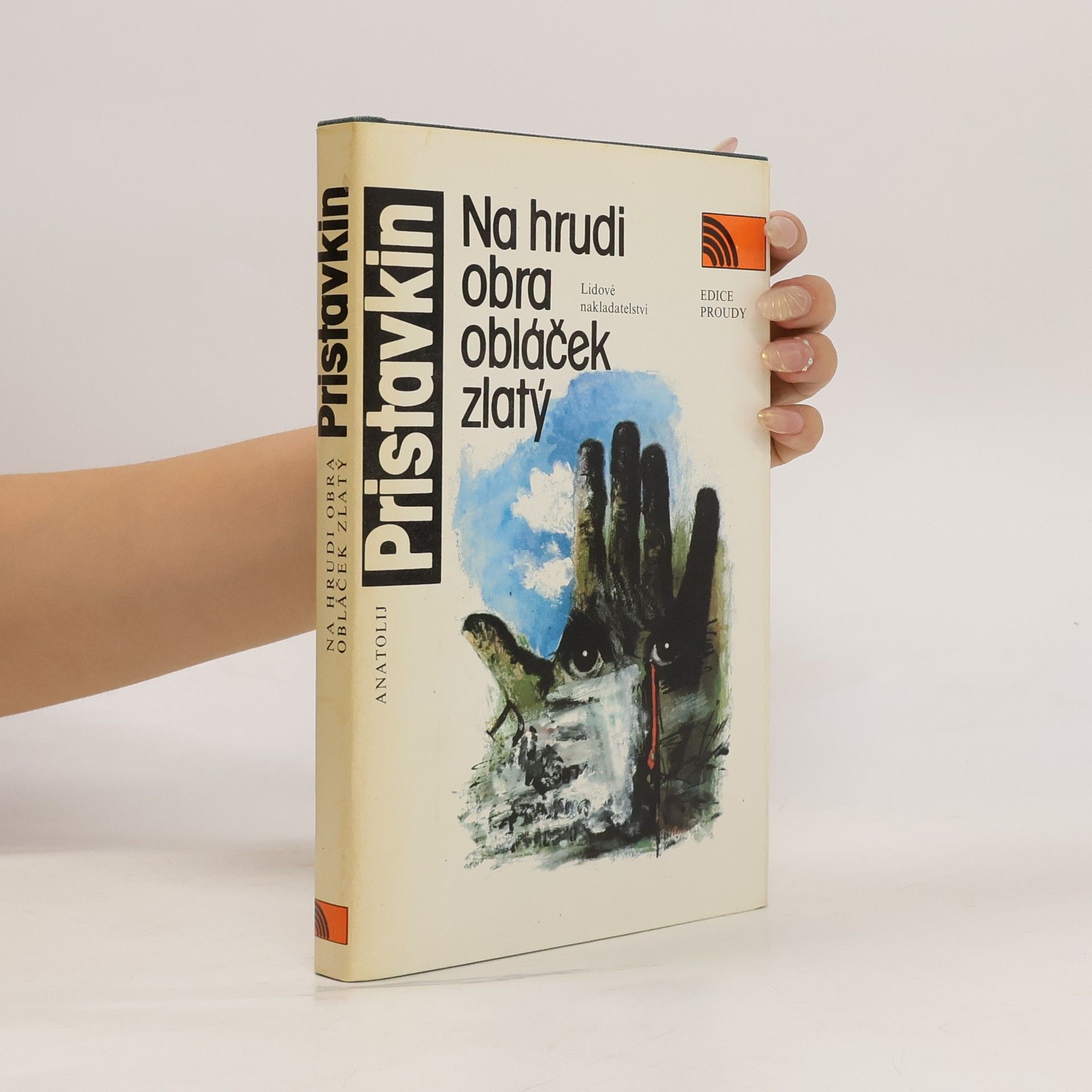 Anatoly Pristavkin Na hrudi obra obláček zlatý