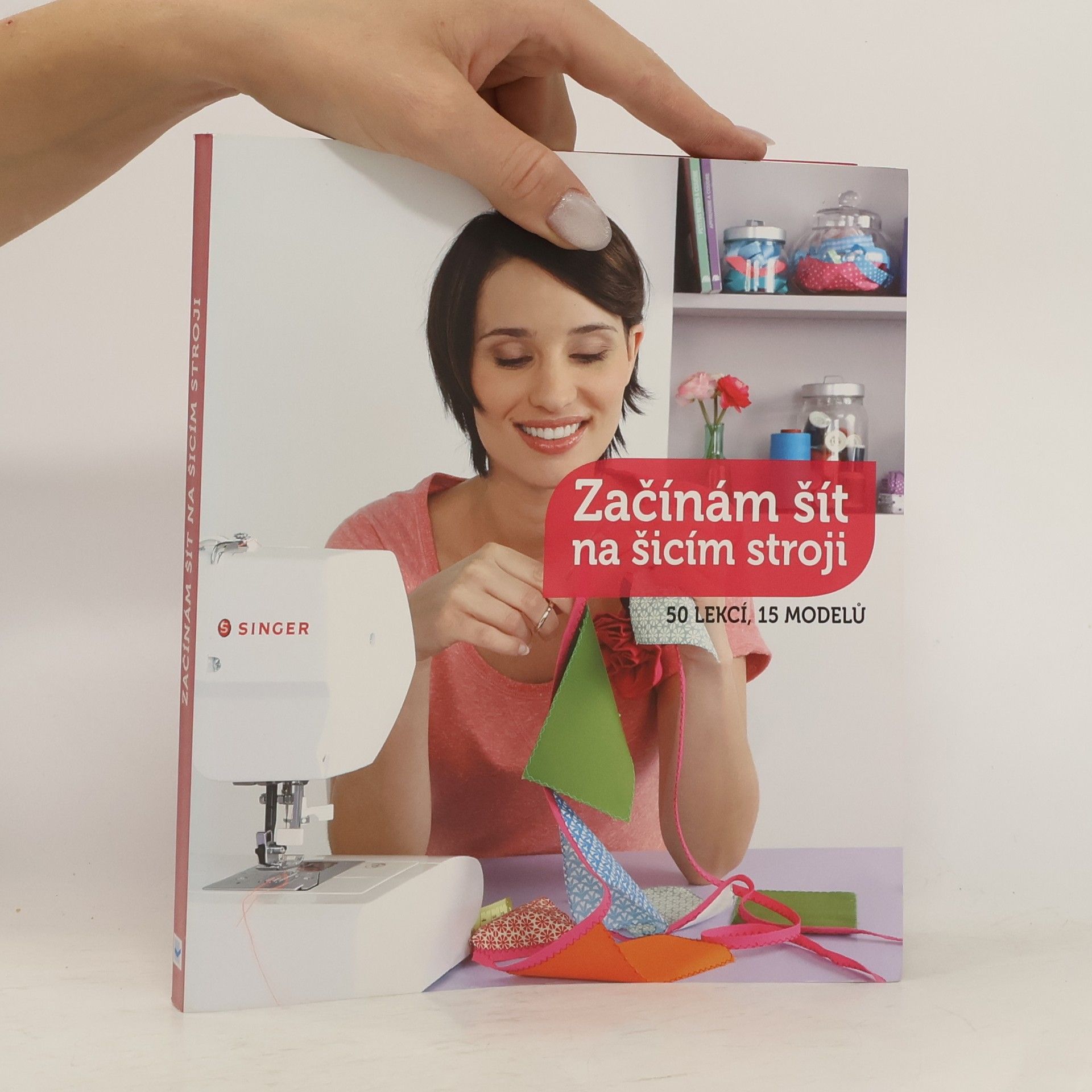 Karolína Schwarzová Začínám šít na šicím stroji : 50 lekcí, 15 modelů