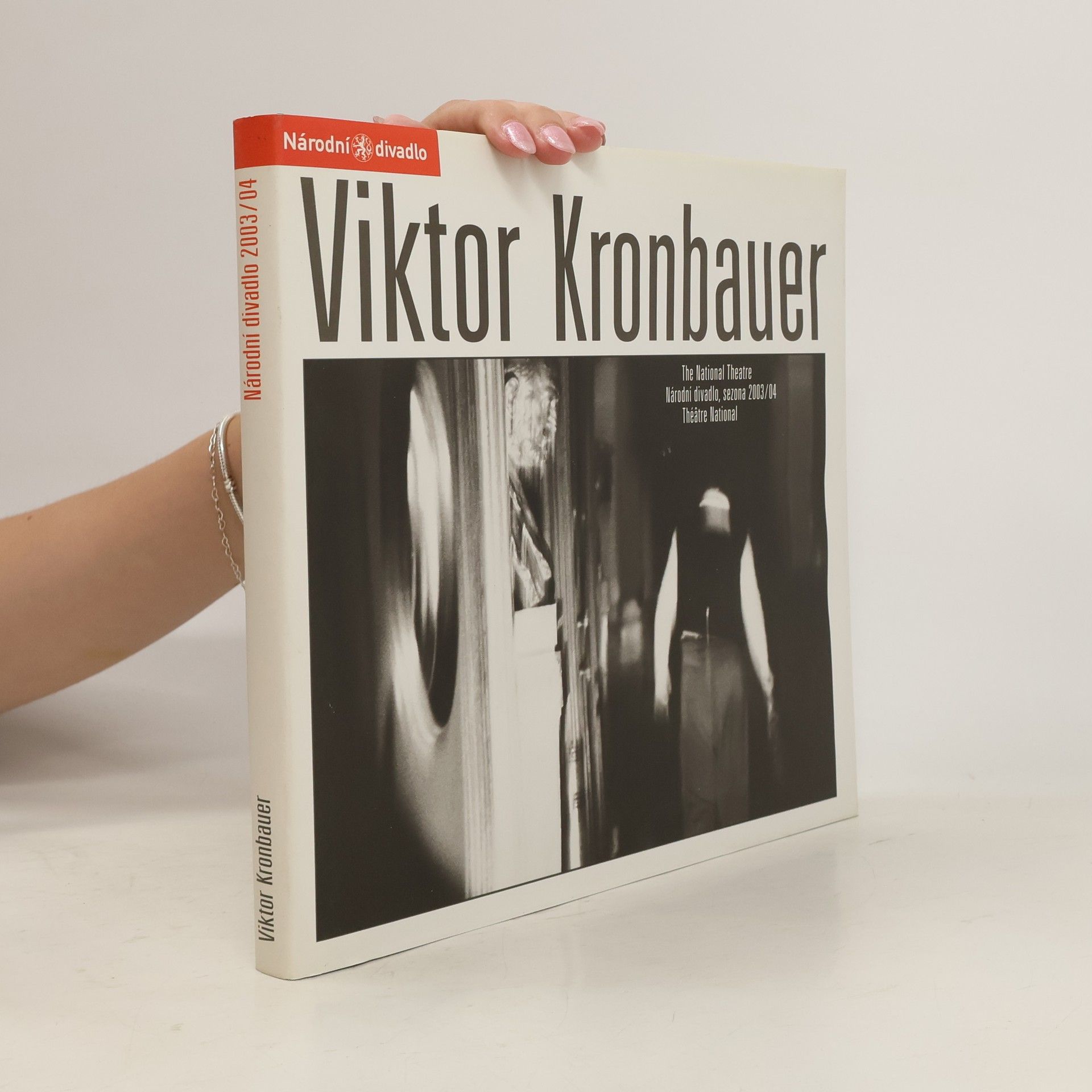 Viktor Kronbauer Viktor Kronbauer : Národní divadlo = The National Theatre = Théâtre National : sezona 2003