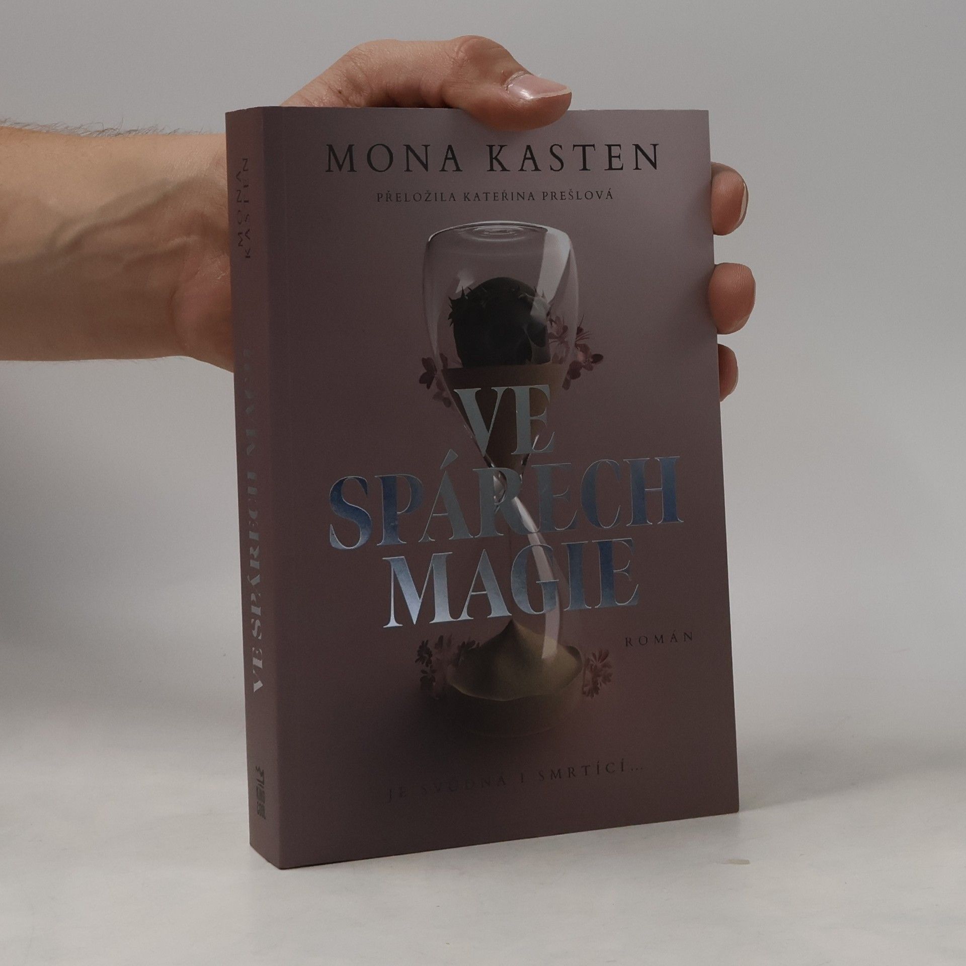 Mona Kasten Ve spárech magie