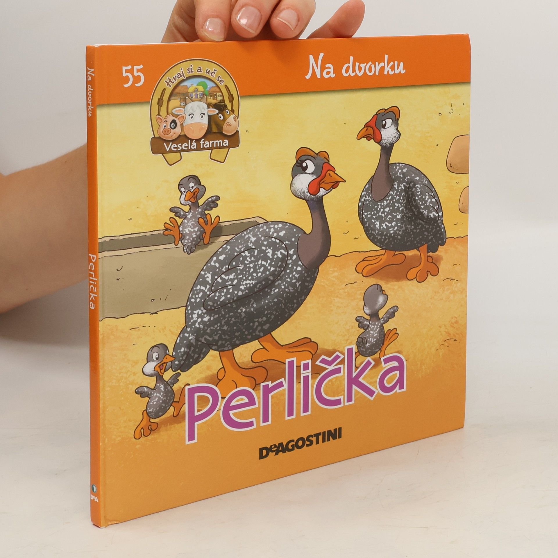 Amelia Bruni Na dvorku 55. Perlička