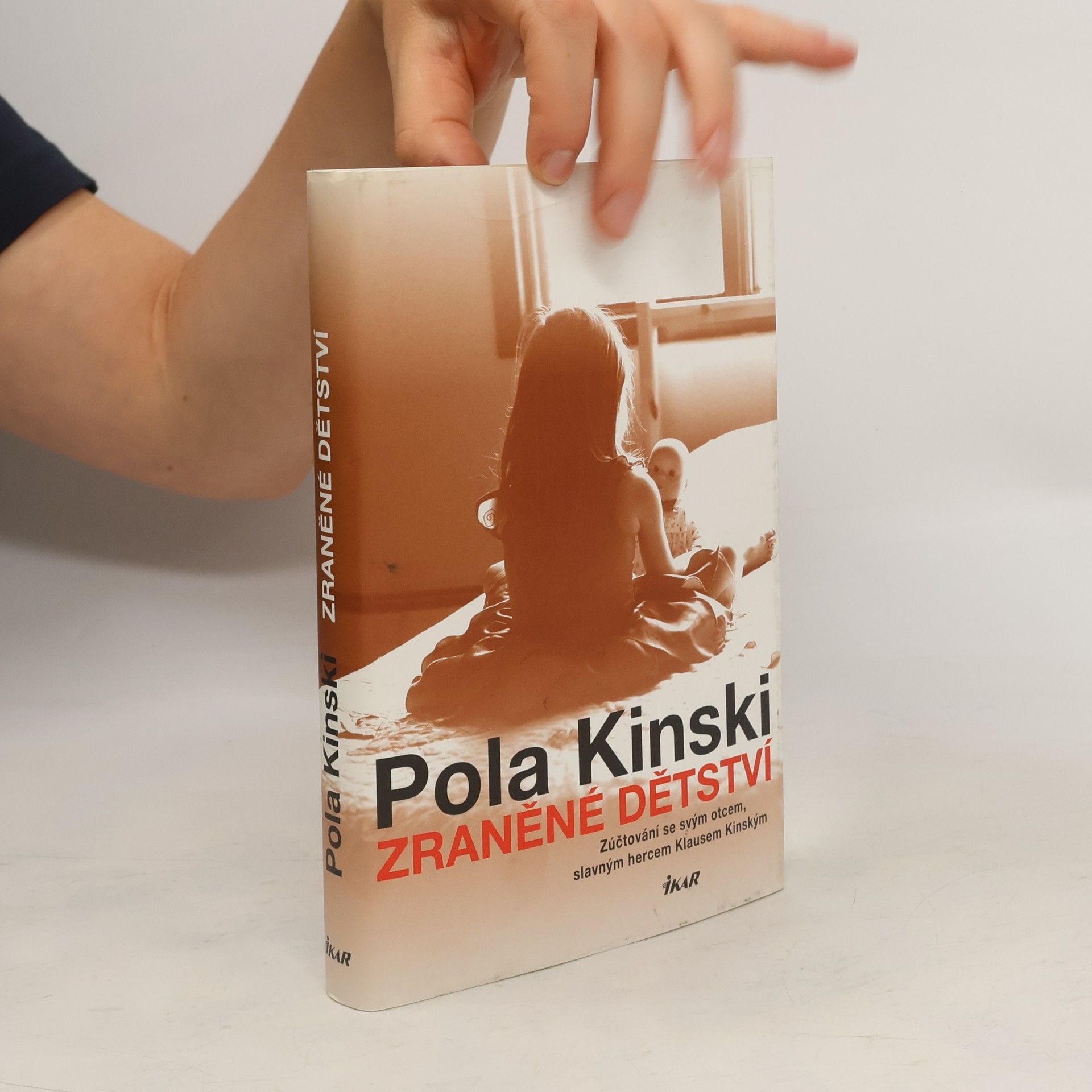 Pola Kinski Zraněné dětství : Zúčtování se svým otcem, slavným hercem Klausem Kinským