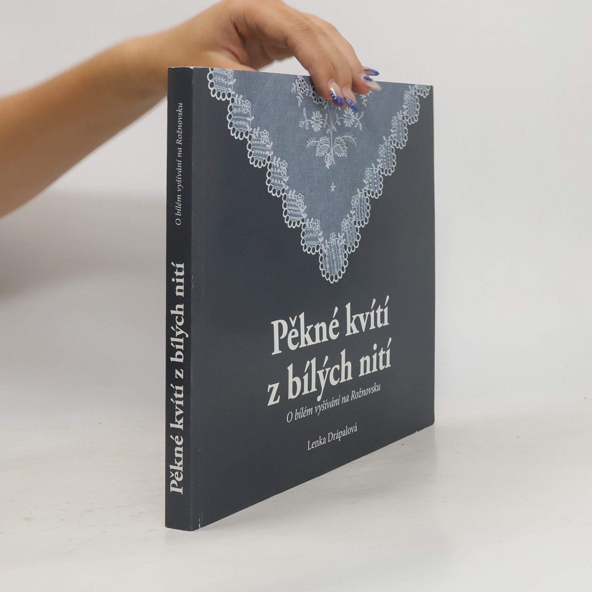 Lenka Drápalová Pěkné kvítí z bílých nití