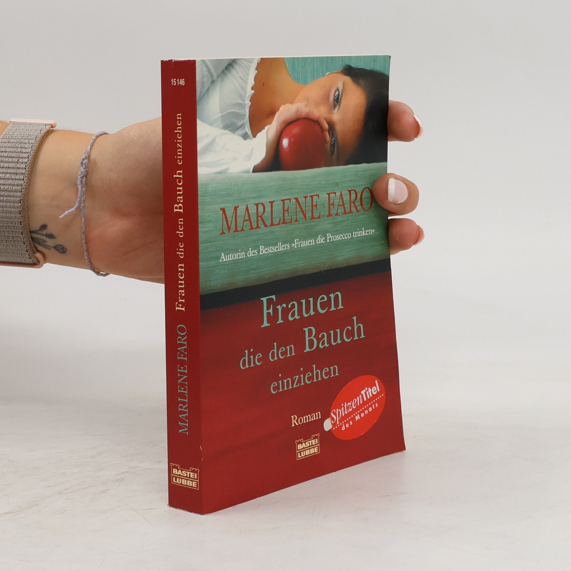 Marlene Faro Frauen, die den Bauch einziehen