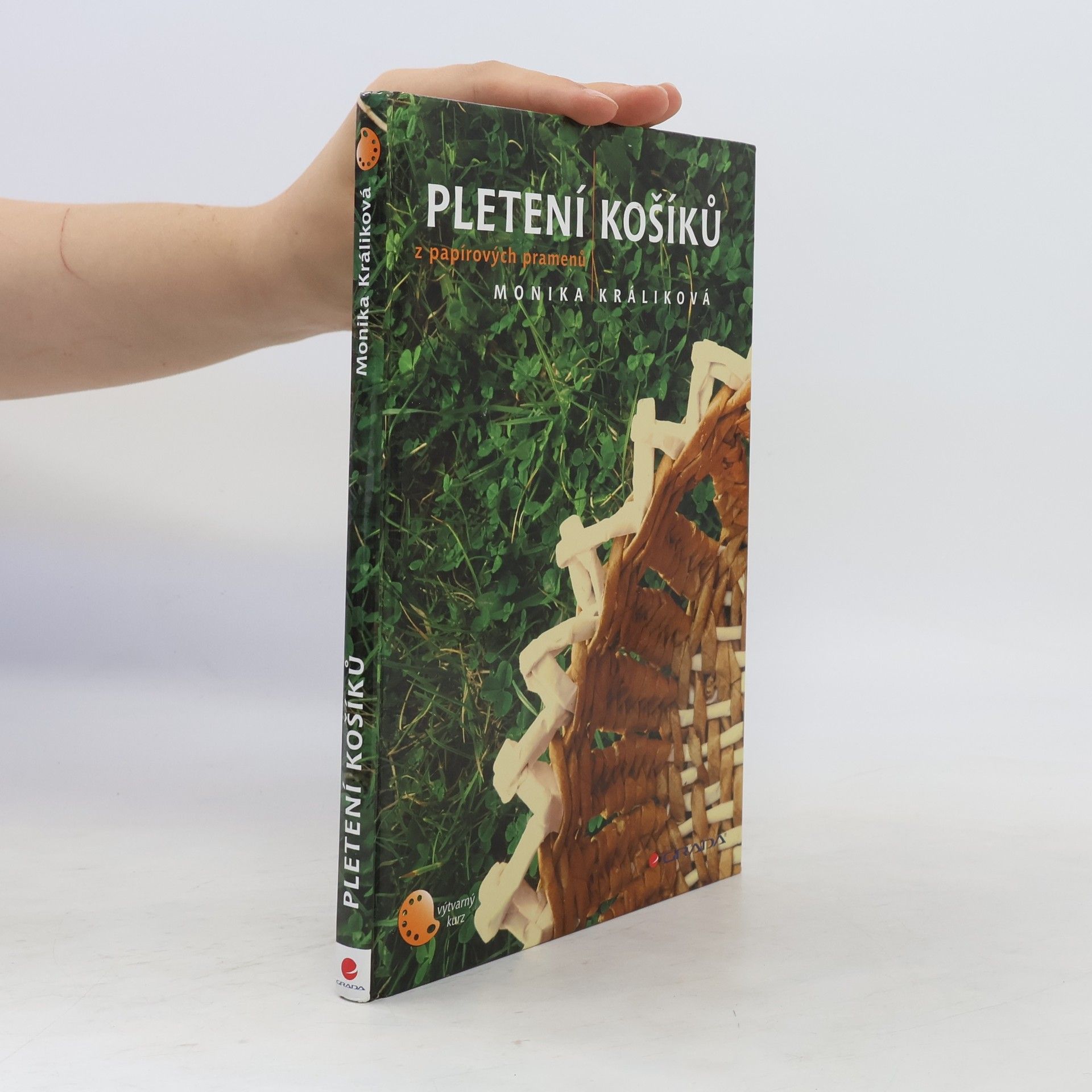 Monika Králiková Pletení košíků z papírových pramenů