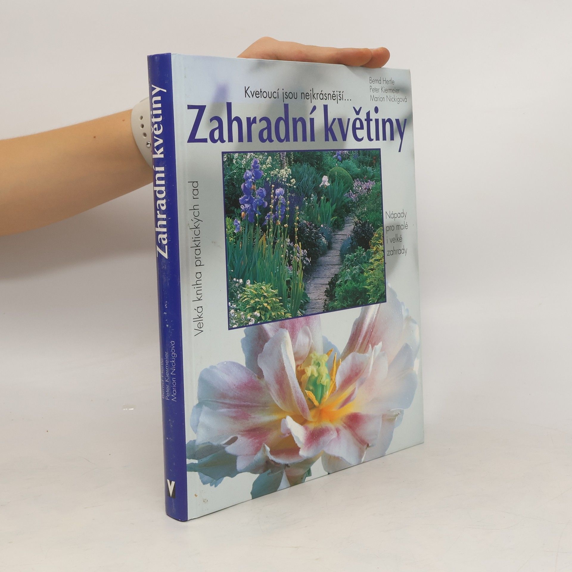Bernd Hertle Zahradní květiny. Kvetoucí jsou nejkrásnější... Pěstitelské rady a portréty oblíbených kvetoucích rostlin, trav a kapradin. Nápady pro malé i velké zahrady. 500 barevných fotografií a 150 schematických nákresů
