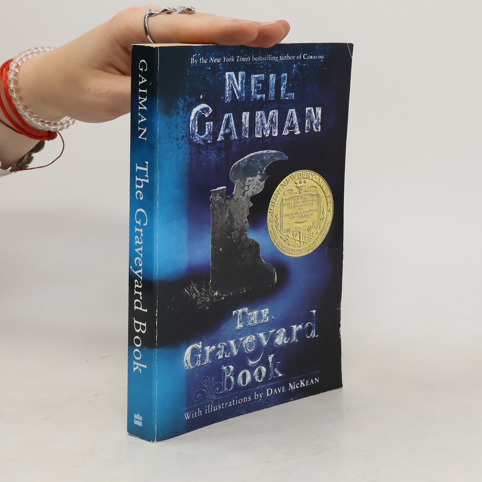 Neil Gaiman The graveyard book