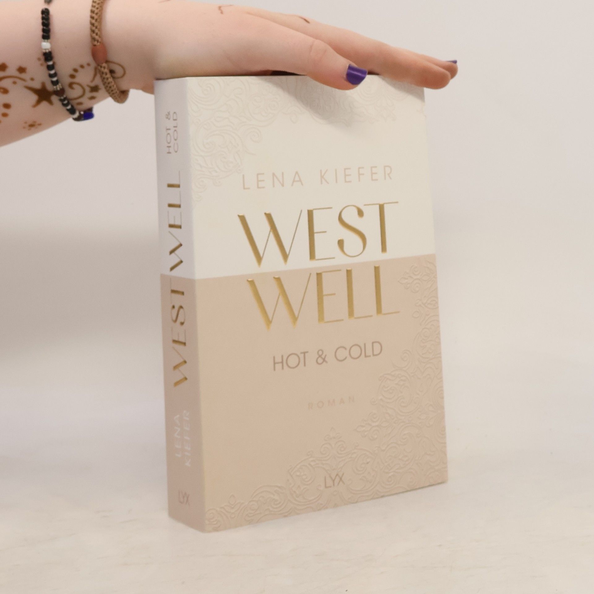 Lena Kiefer Westwell - hot & cold