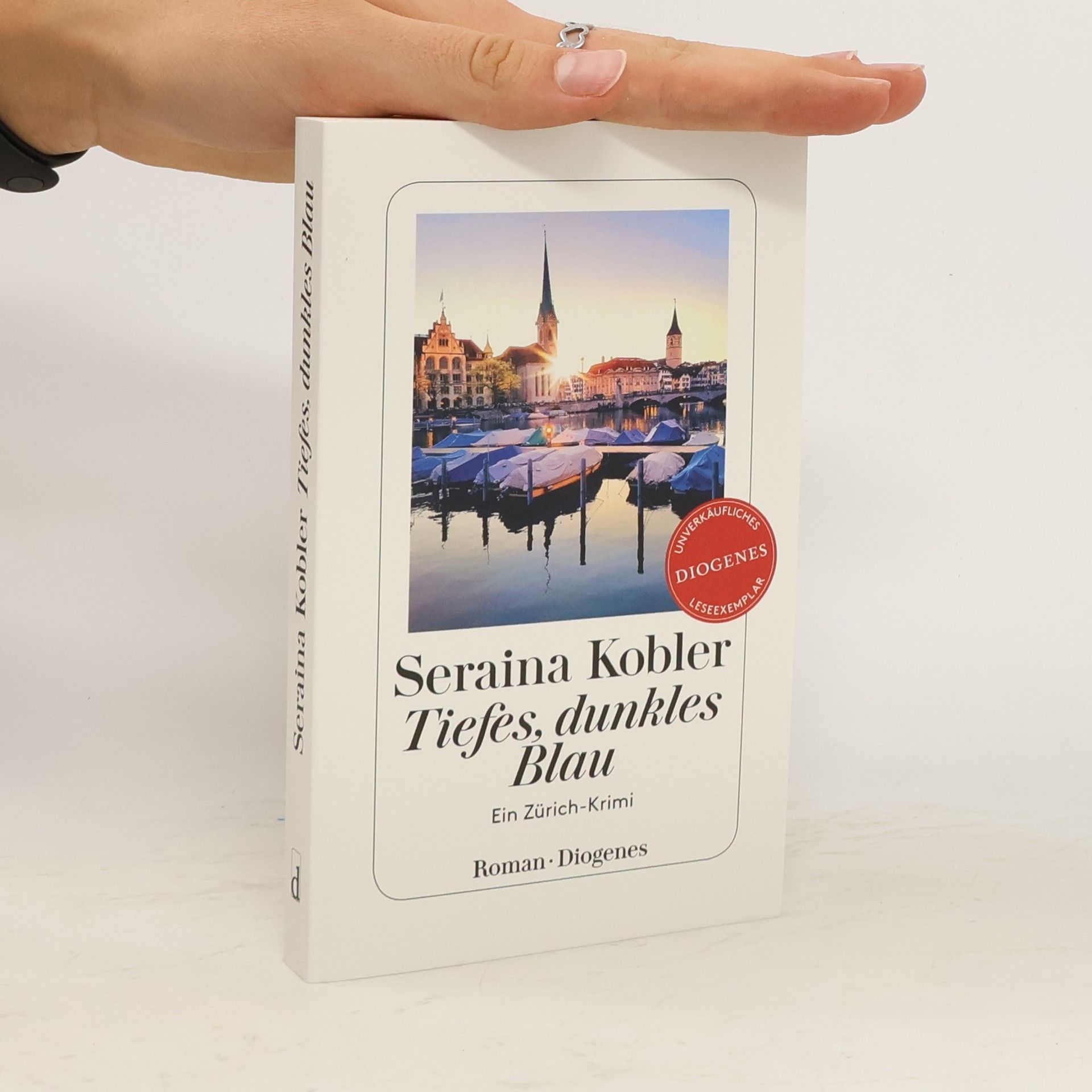 Seraina Kobler Tiefes, dunkles Blau