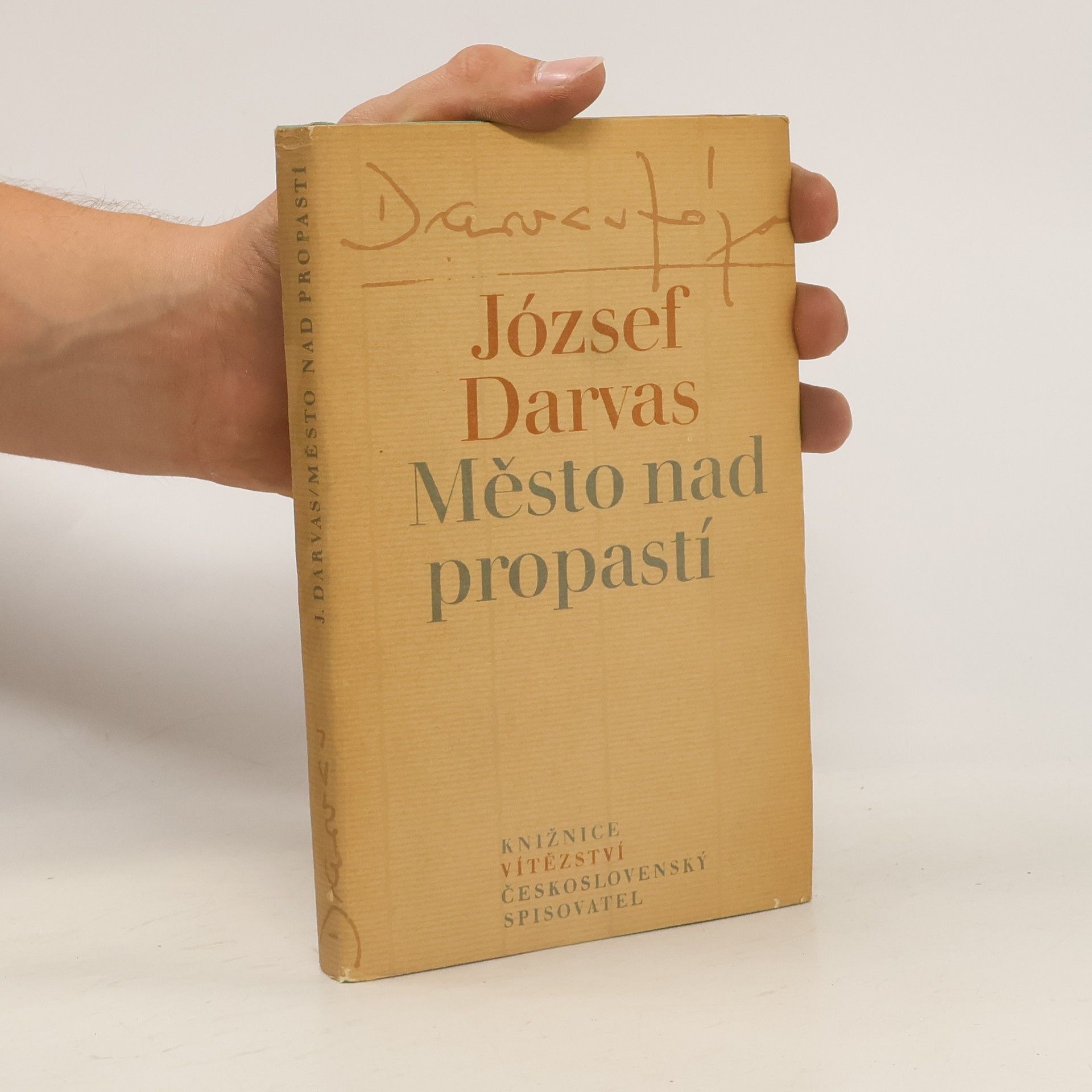 József Darvas Město nad propastí