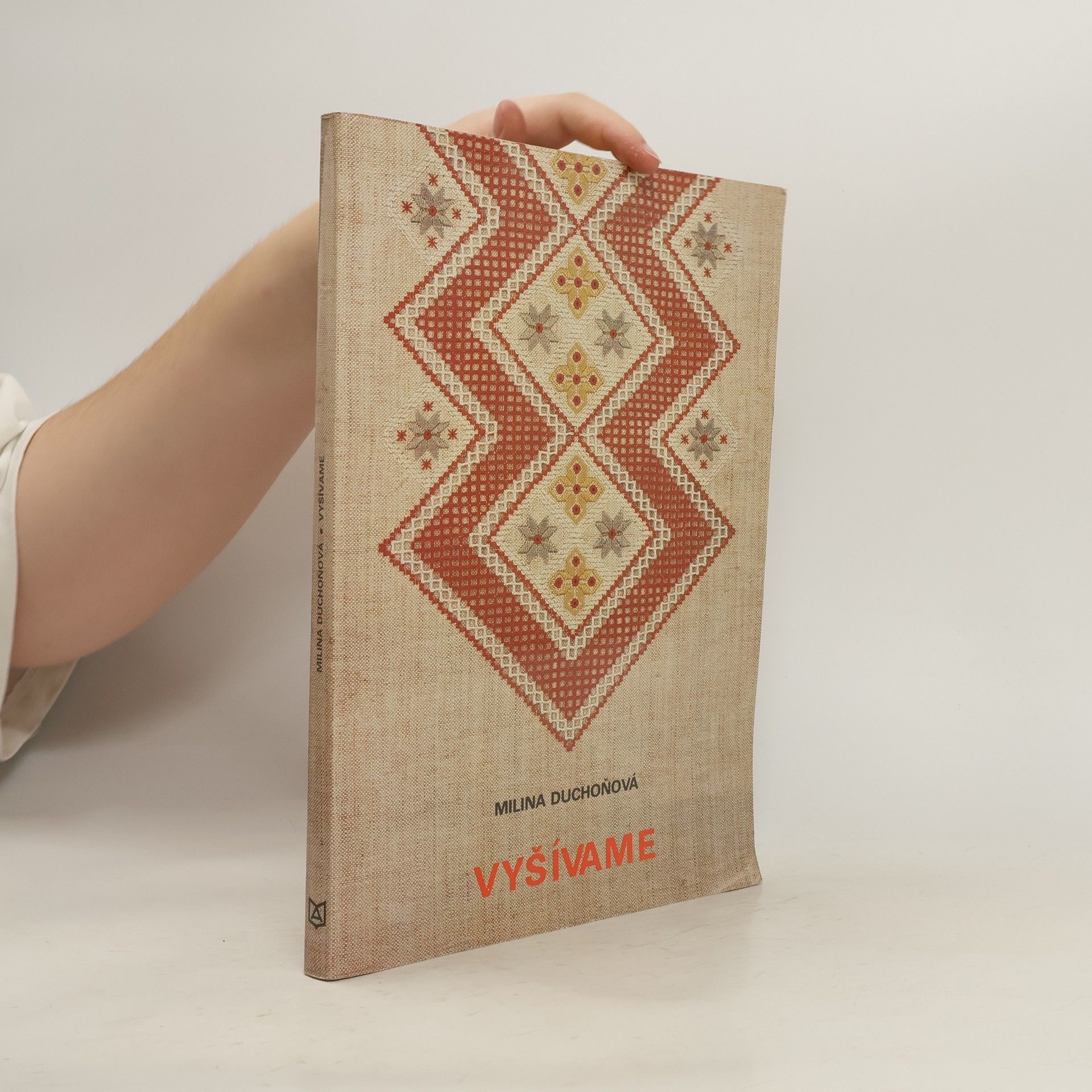 Milina Duchoňová Vyšívame