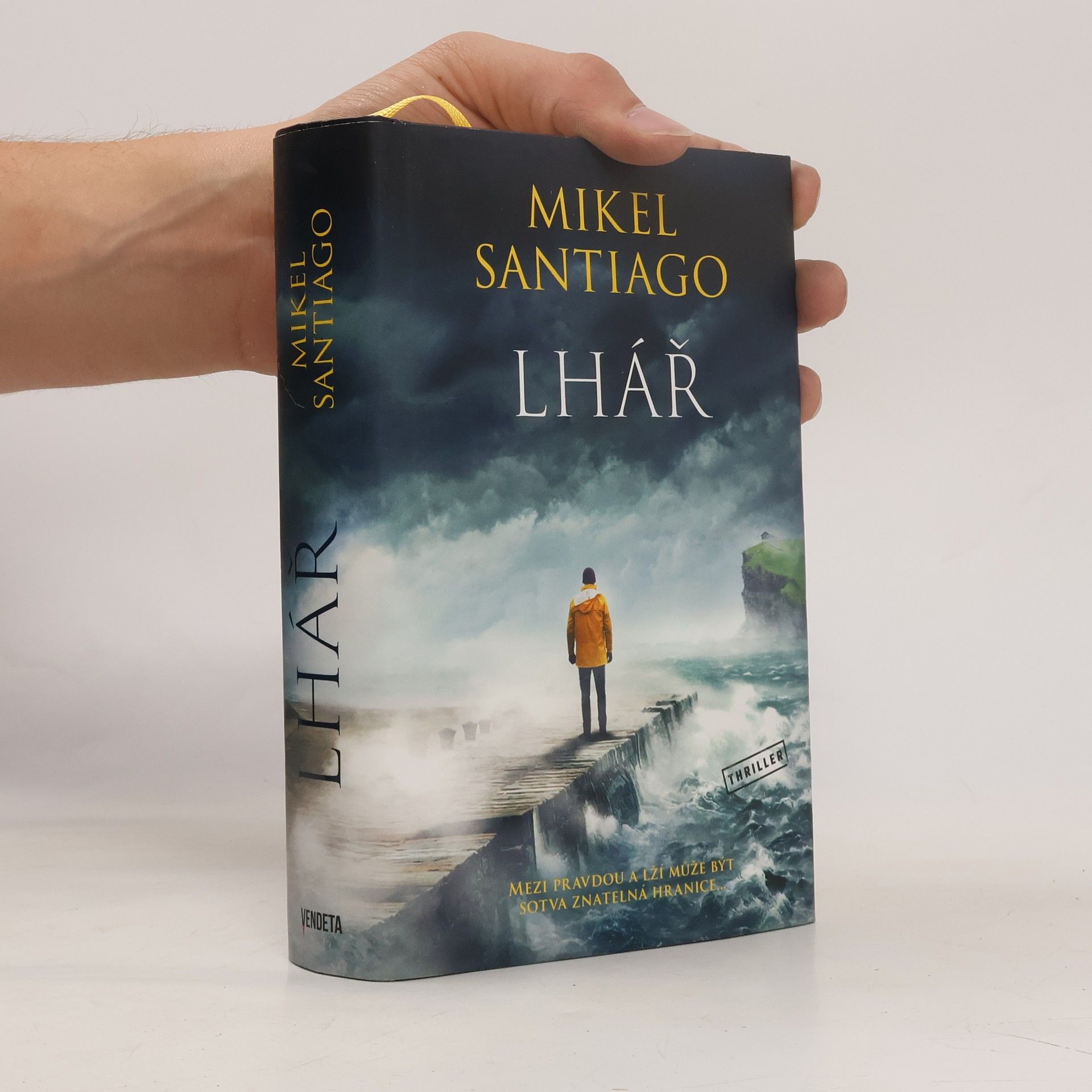 Mikel Santiago Lhář