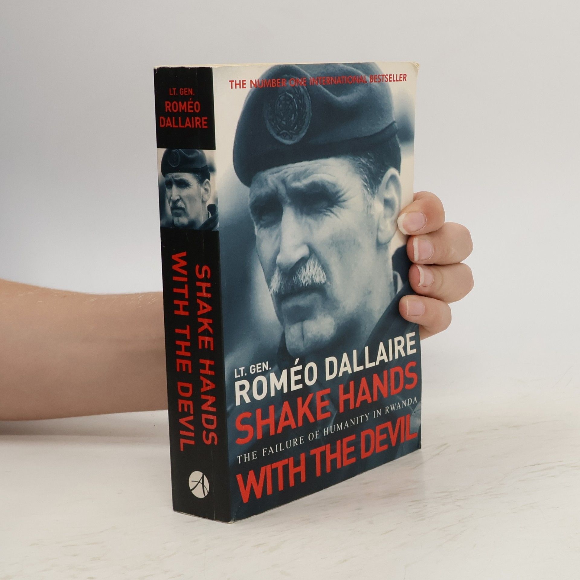Roméo Dallaire Shake Hands with the Devil. The Failure of Humanity in Rwanda