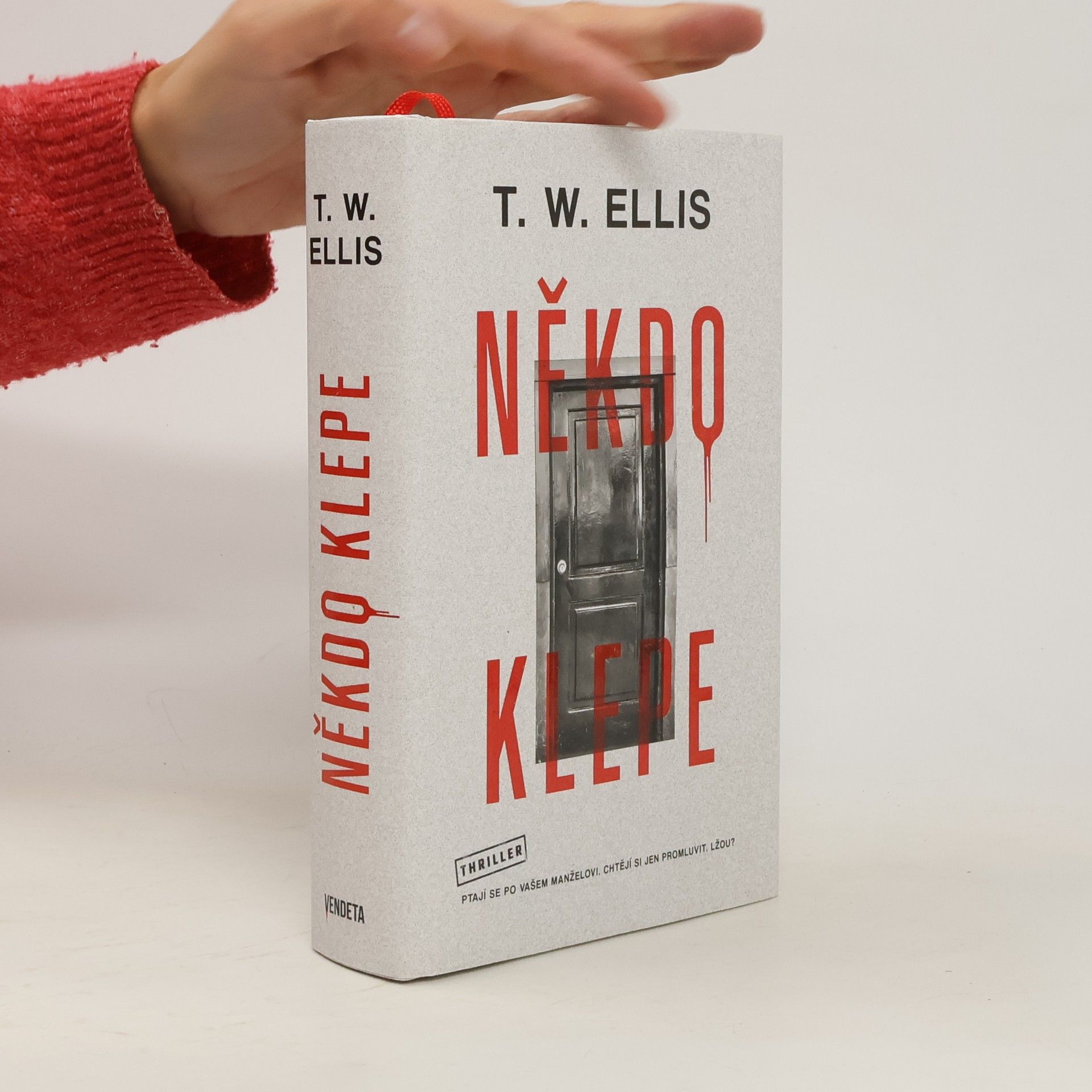 Tom Wood Někdo klepe