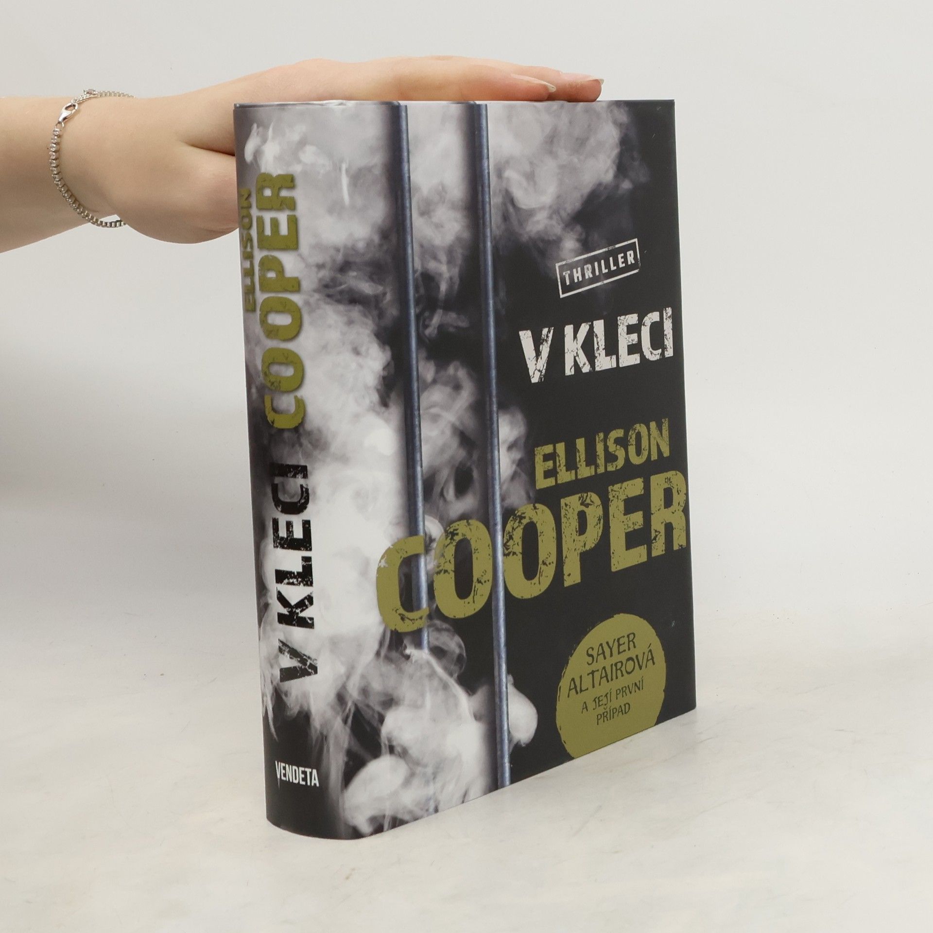 Ellison Cooper V kleci