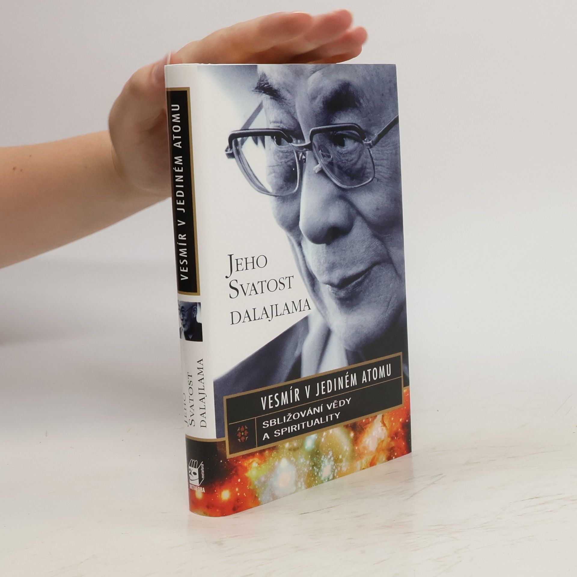 Lumír Mikulka Vesmír v jediném atomu: Sbližování vědy a spirituality