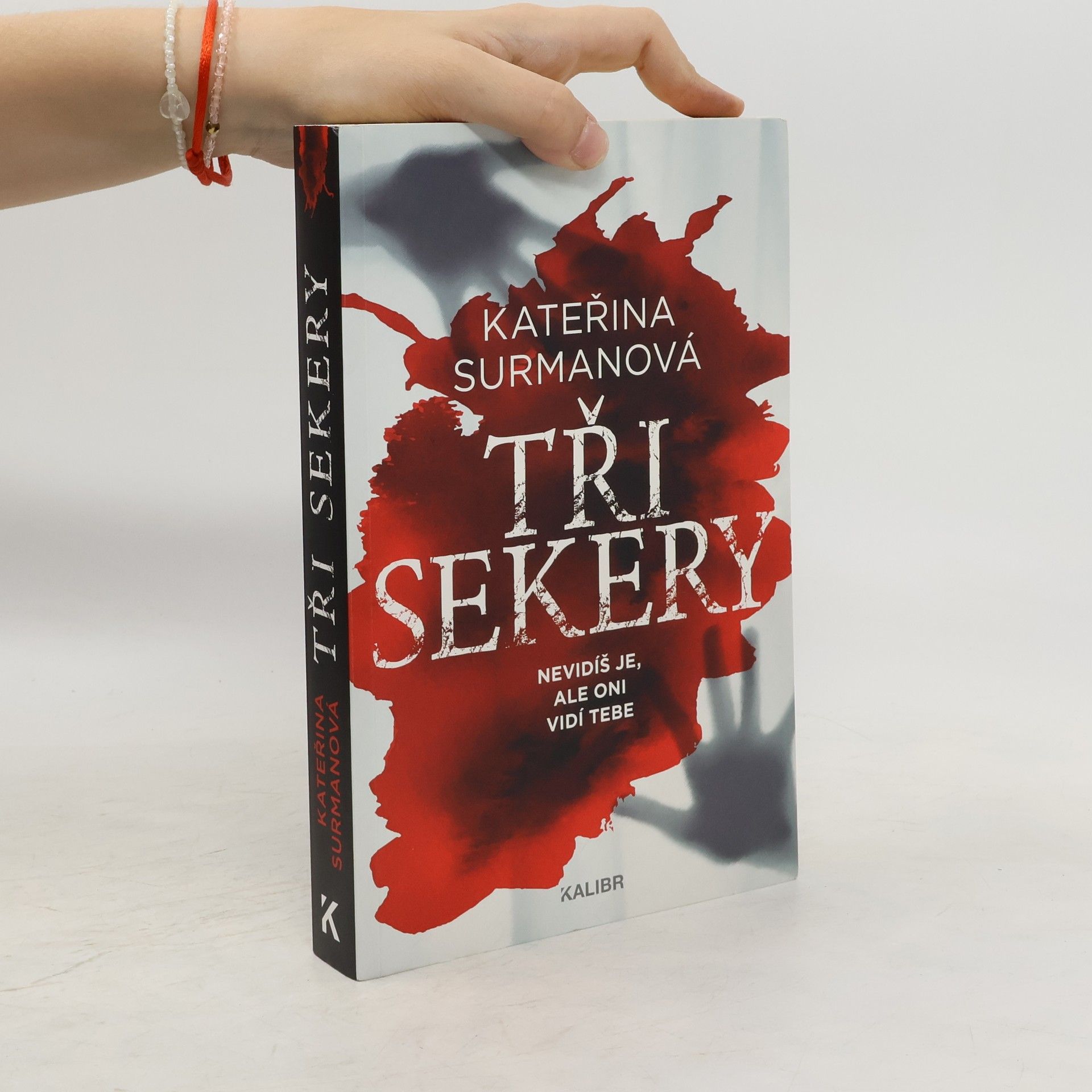 Kateřina Surmanová Tři Sekery. Nevidíš je, ale oni vidí tebe