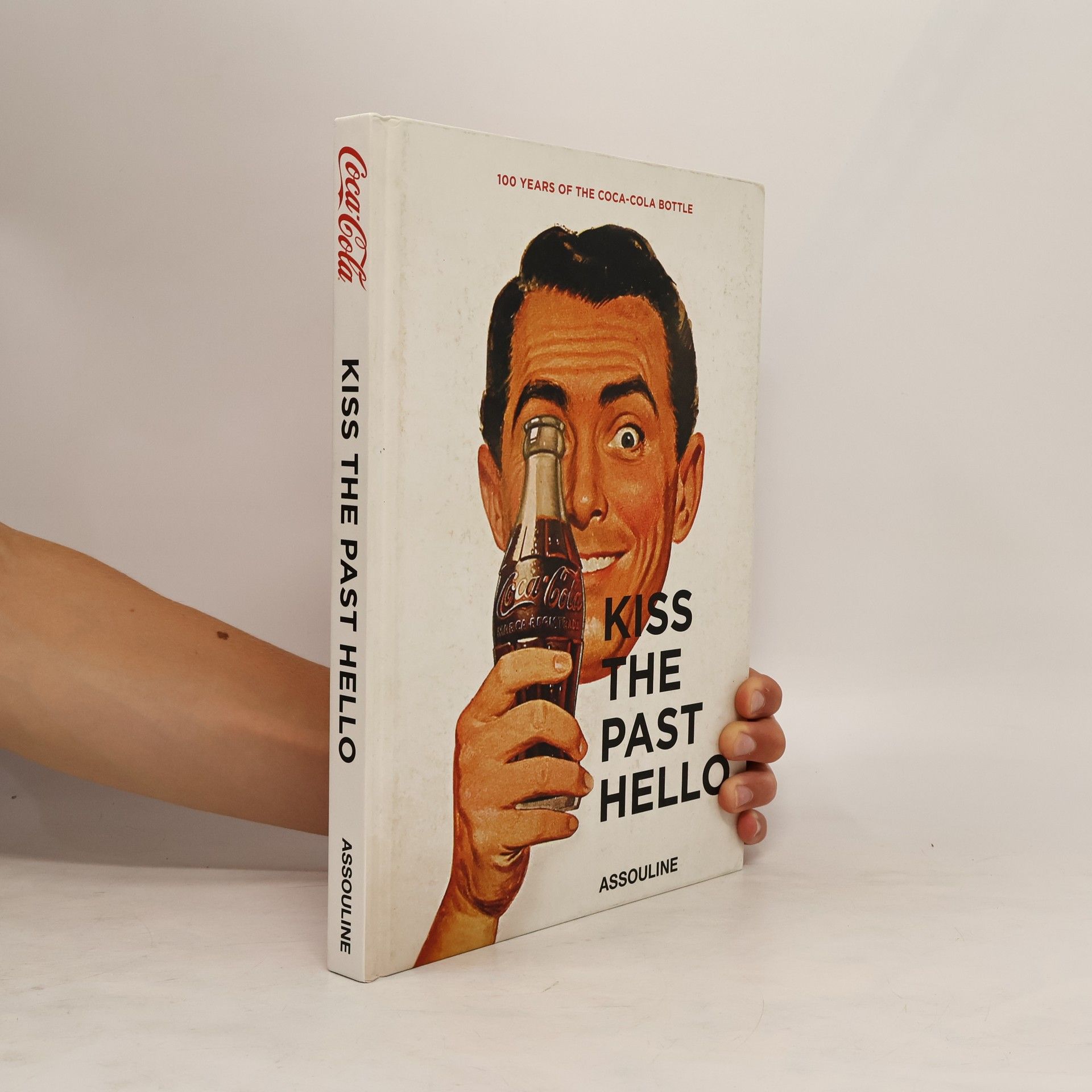 Collectif d'auteurs Kiss the past hello : 100 years of the Coca-Cola contour bottle